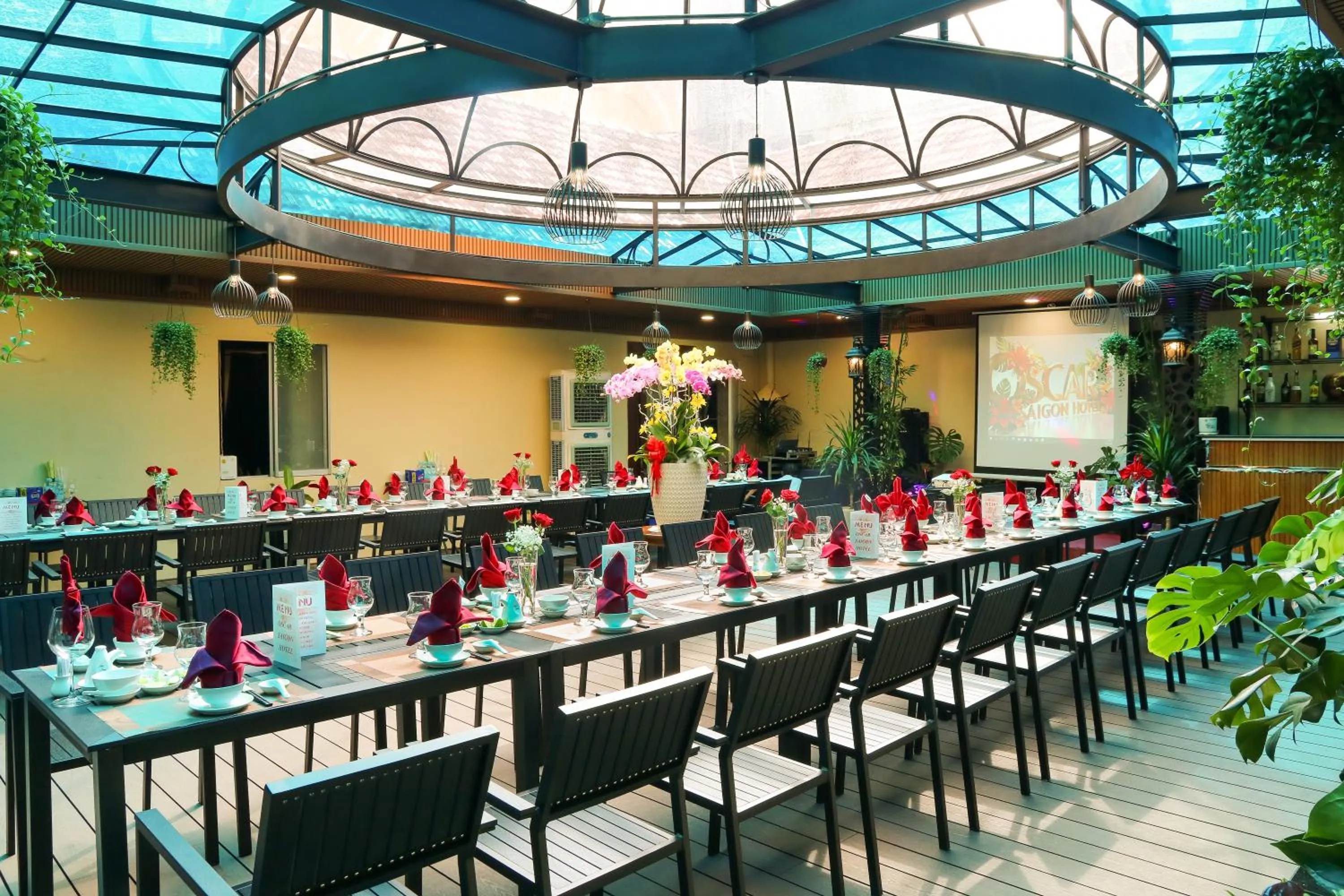 Restaurant/places to eat in Oscar Saigon Hotel