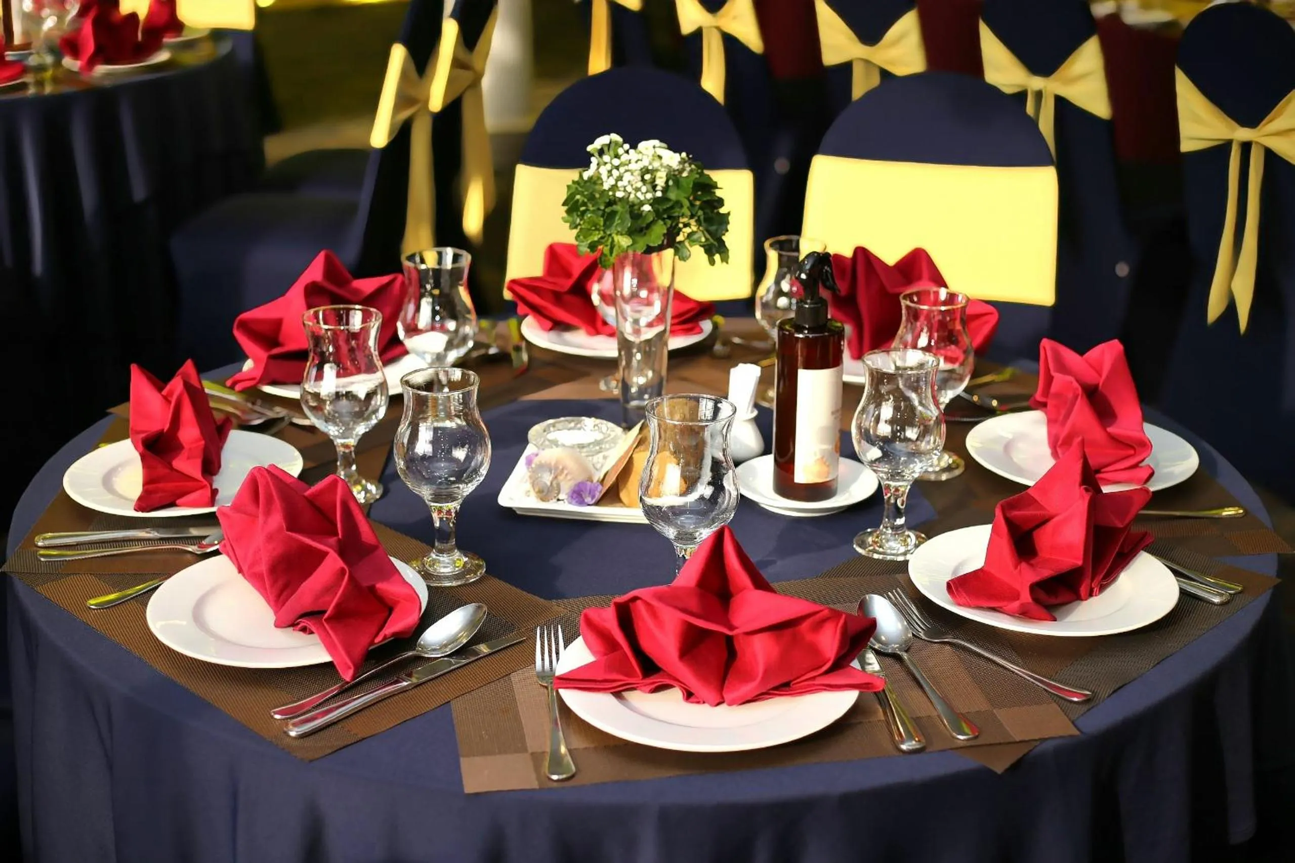 Restaurant/places to eat in Oscar Saigon Hotel