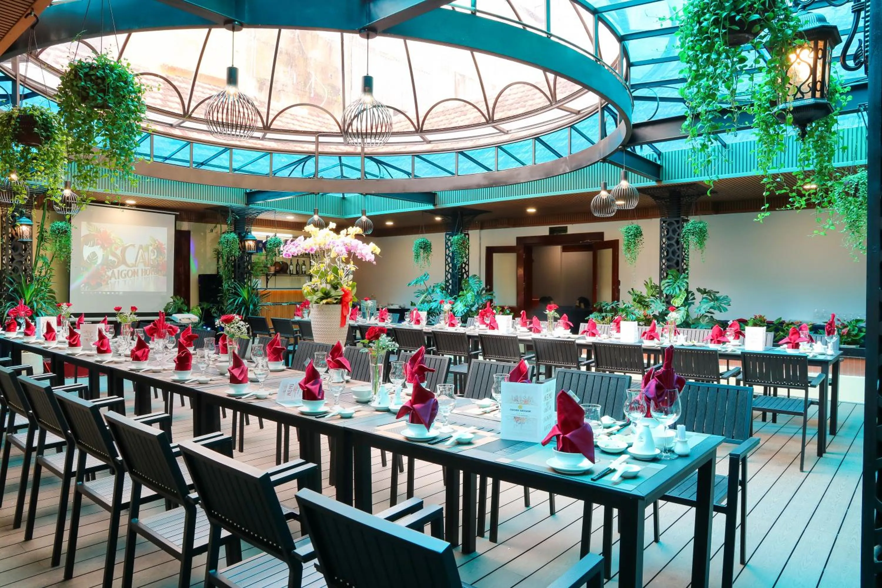 Restaurant/places to eat in Oscar Saigon Hotel