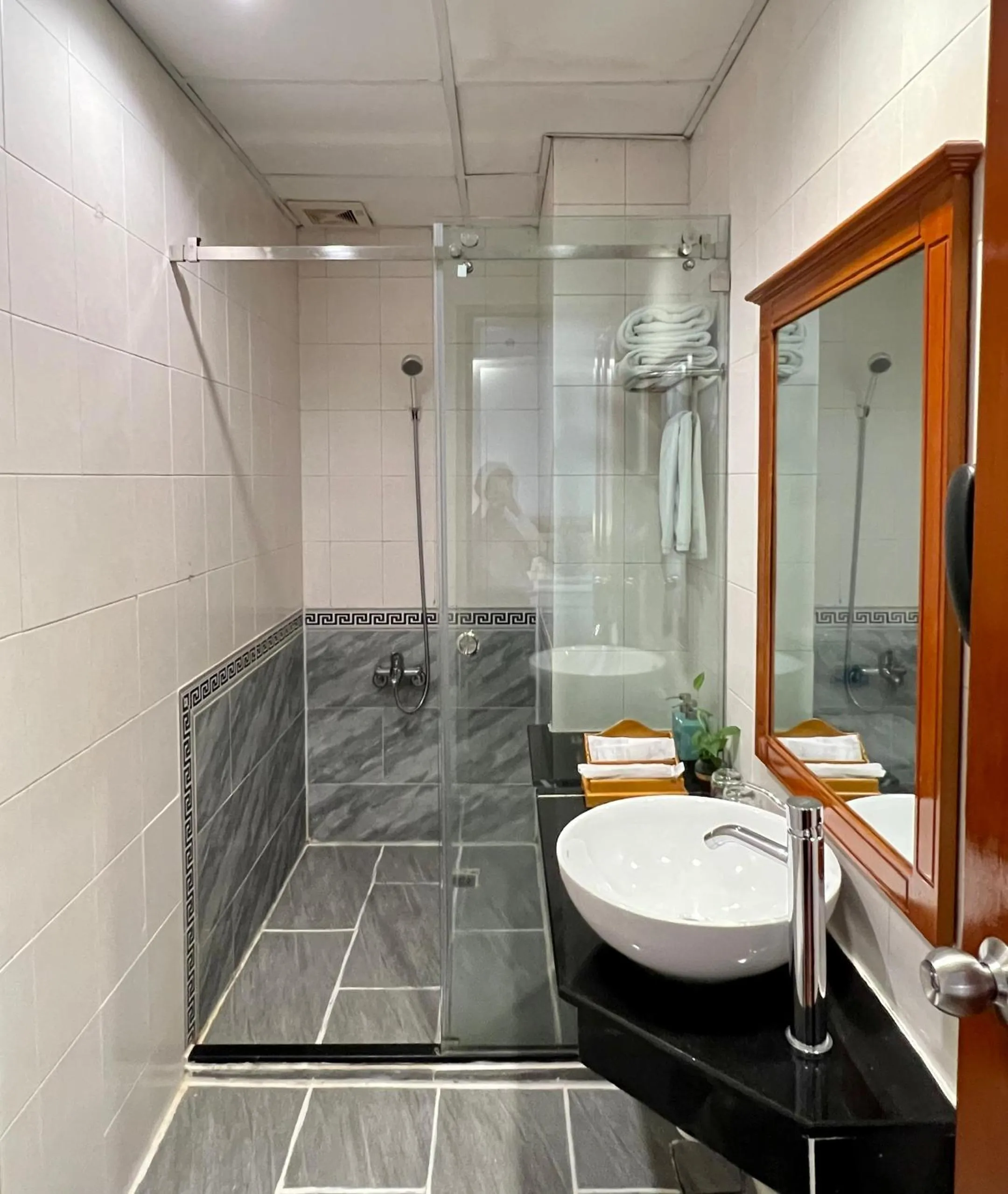 Bathroom in Oscar Saigon Hotel