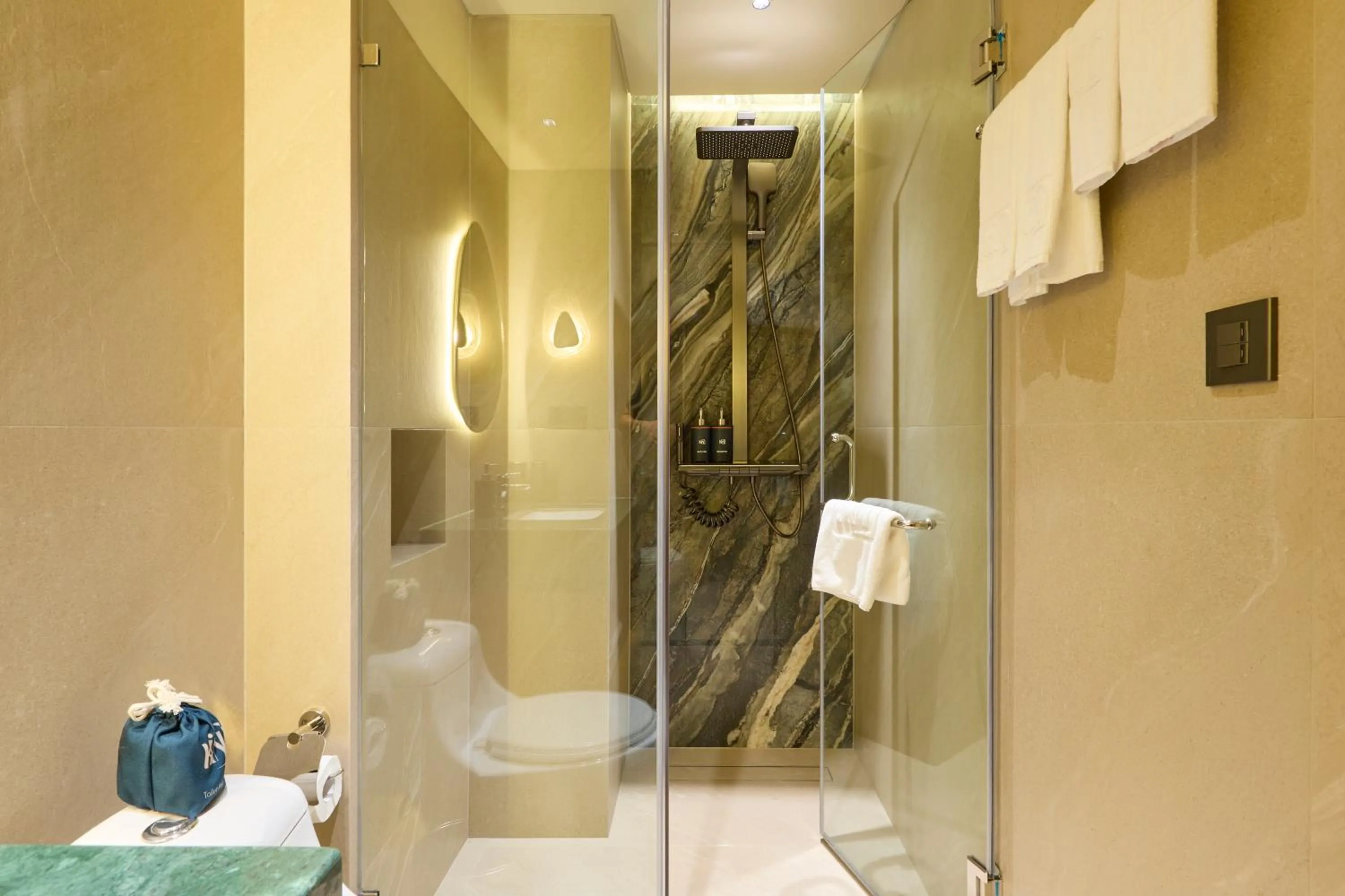 Shower in Kin Hotel Ly Tu Trong