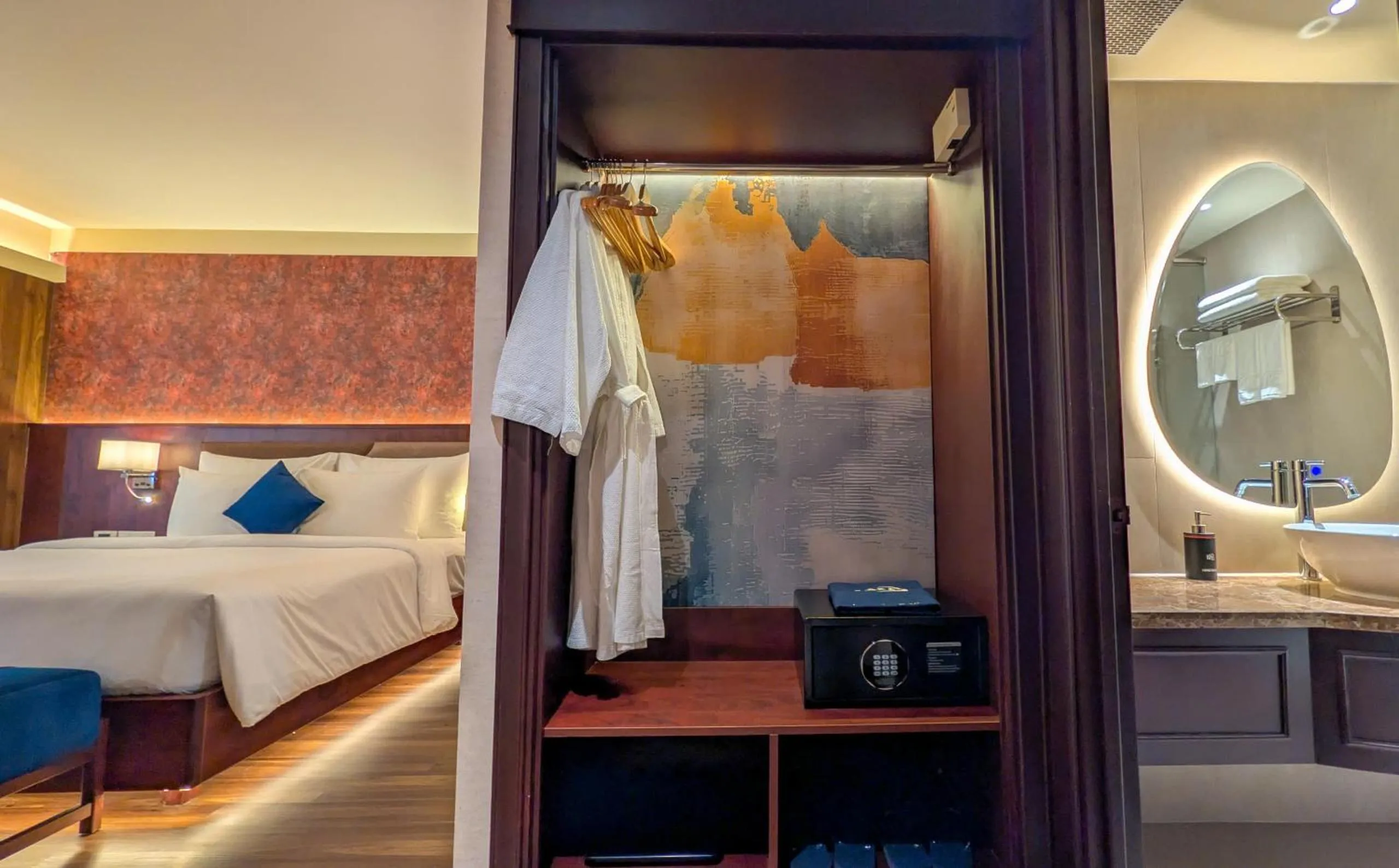 safe, Bed in KiN Hotel Ly Tu Trong Edition