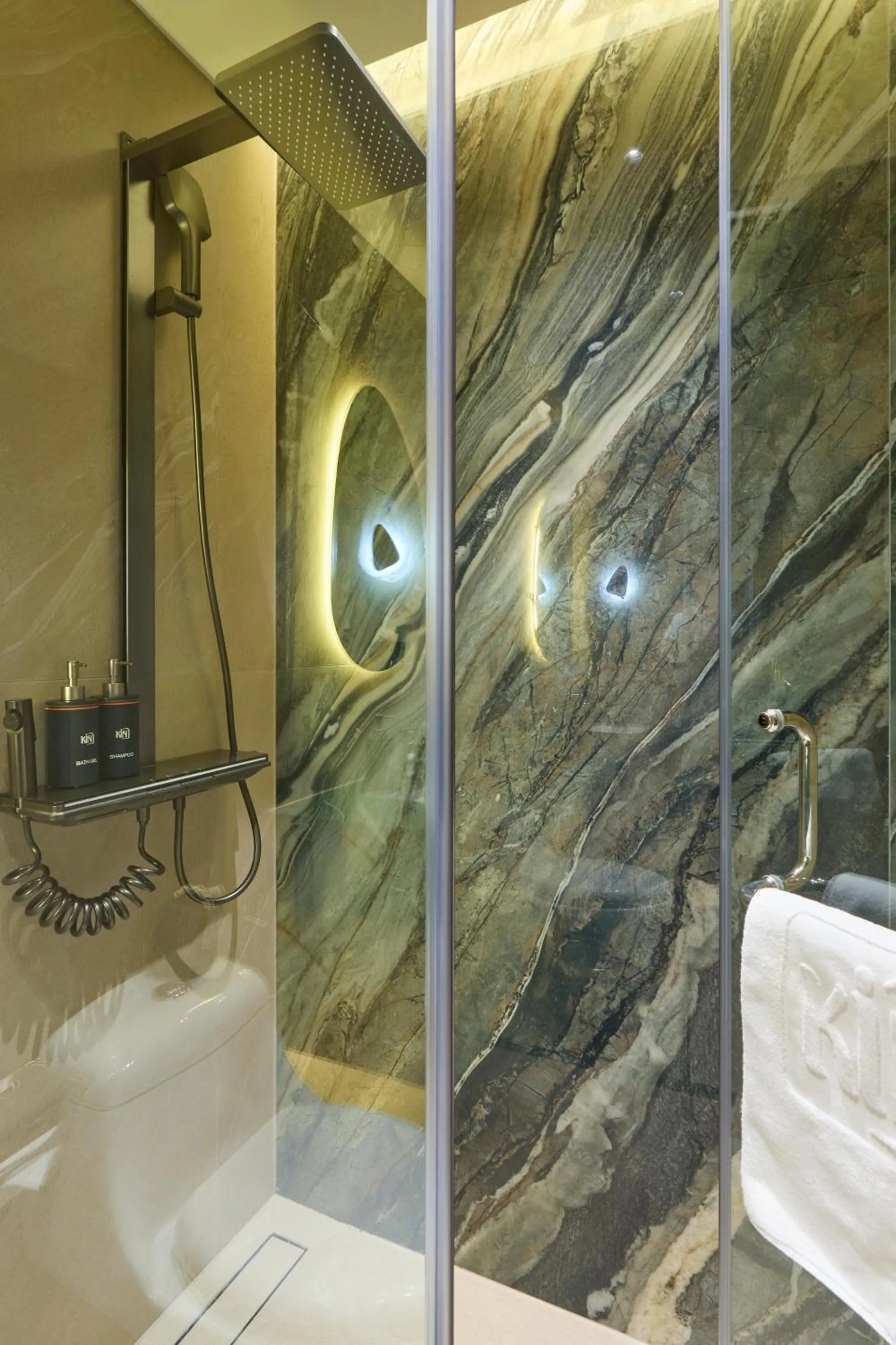 Shower in Kin Hotel Ly Tu Trong