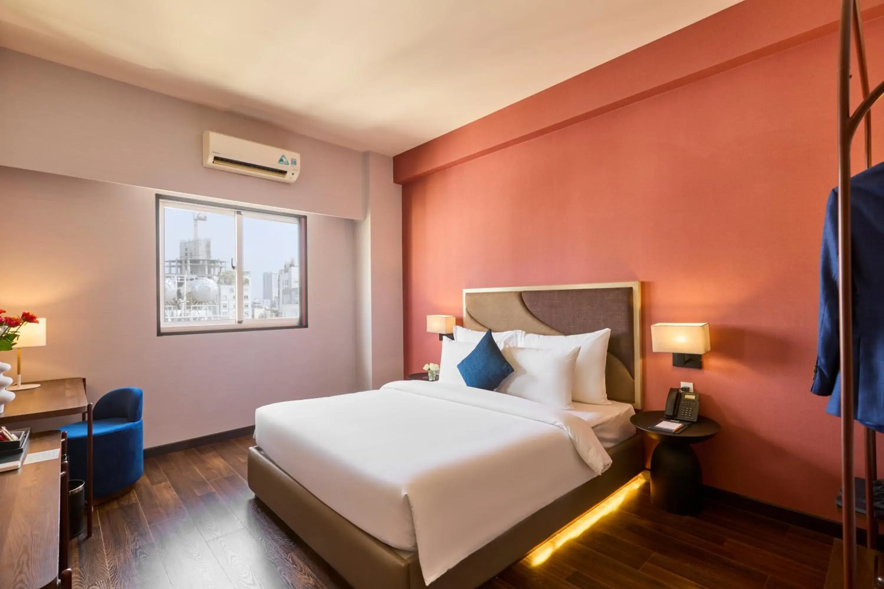 Premier Double With Window in Kin Hotel Ly Tu Trong Premier Double With Window in Kin Hotel Ly Tu Trong
