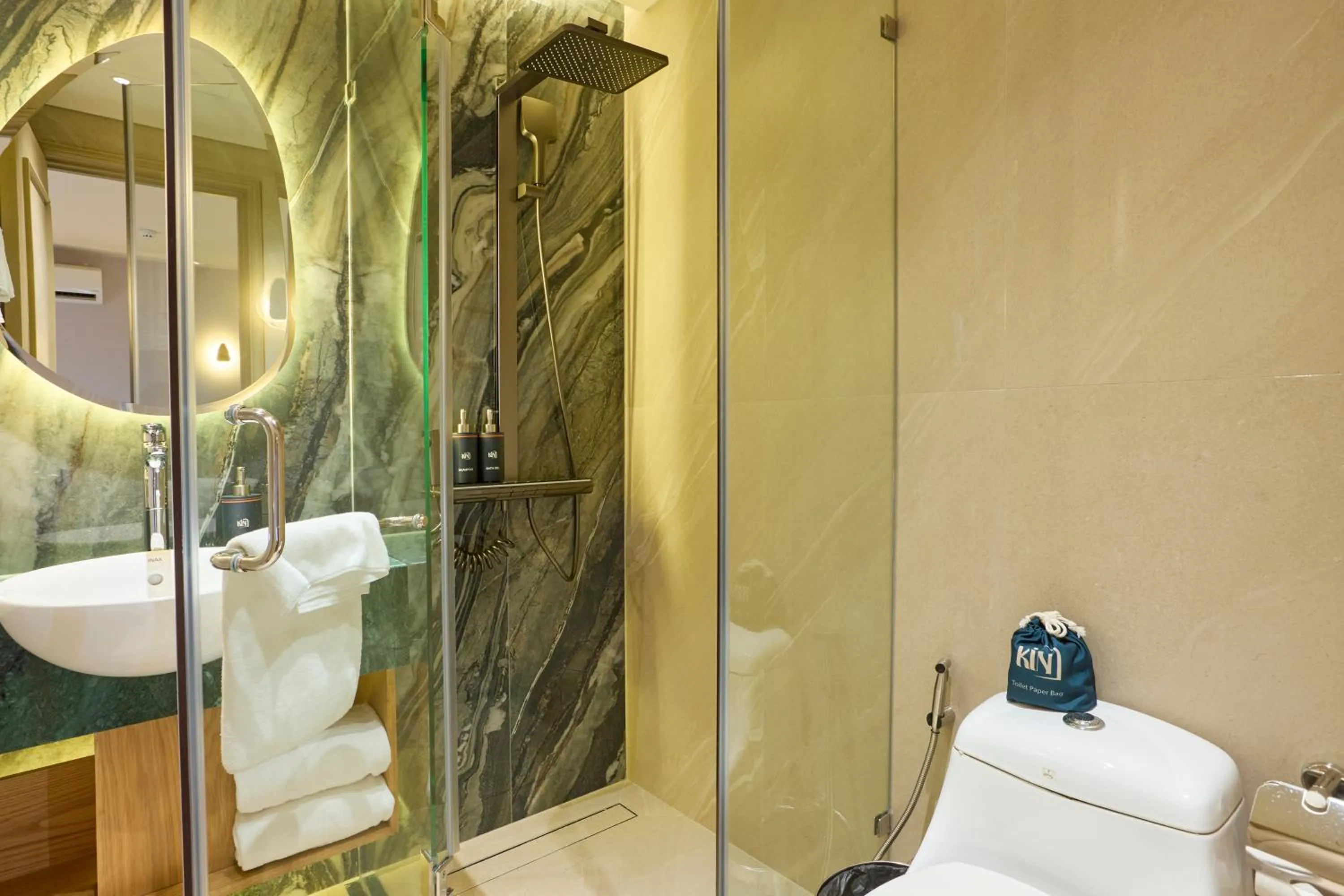 Shower in Kin Hotel Ly Tu Trong