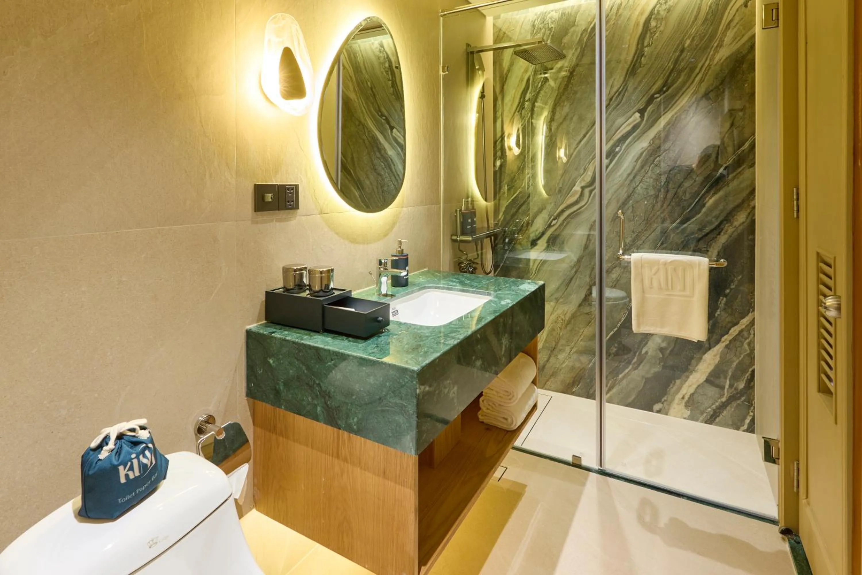Bathroom in Kin Hotel Ly Tu Trong