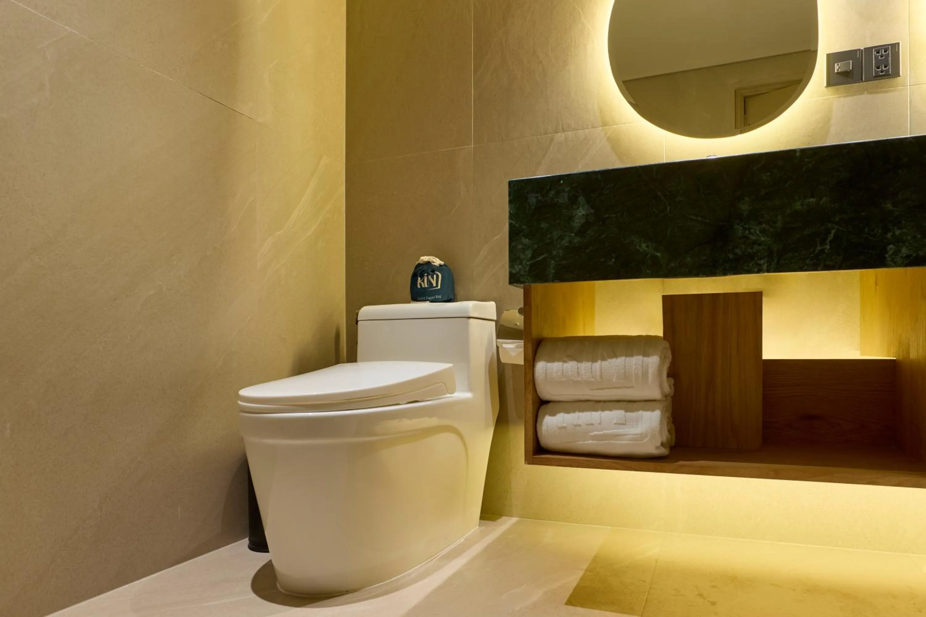 Toilet in Kin Hotel Ly Tu Trong