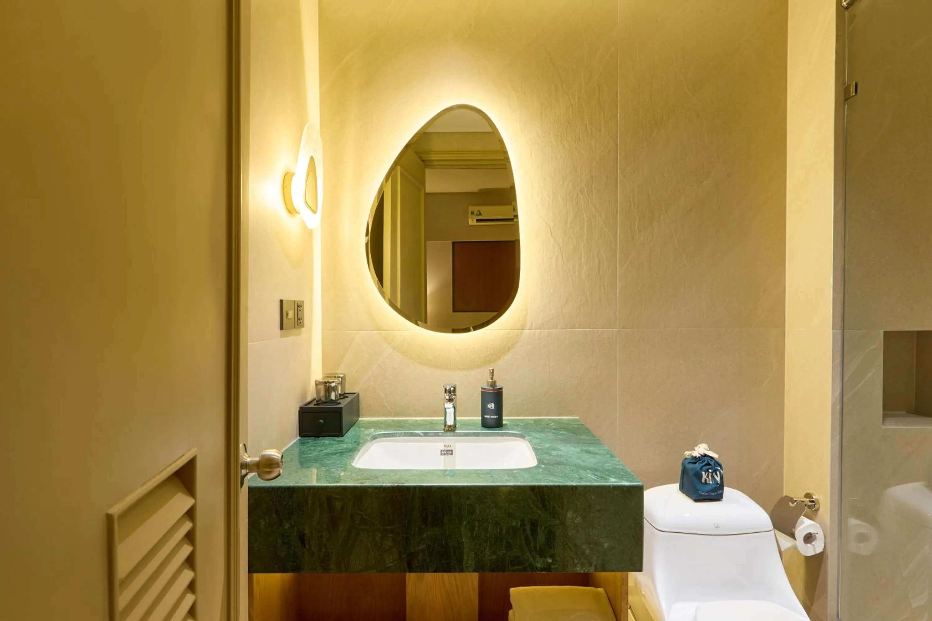 Toilet in Kin Hotel Ly Tu Trong