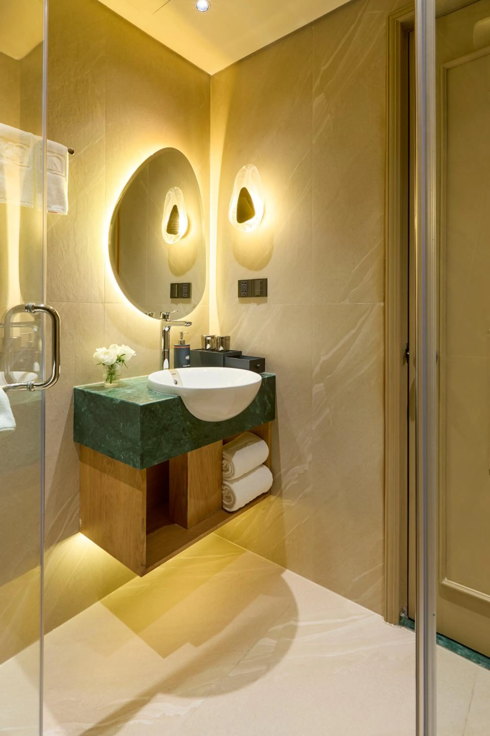 Bathroom in Kin Hotel Ly Tu Trong