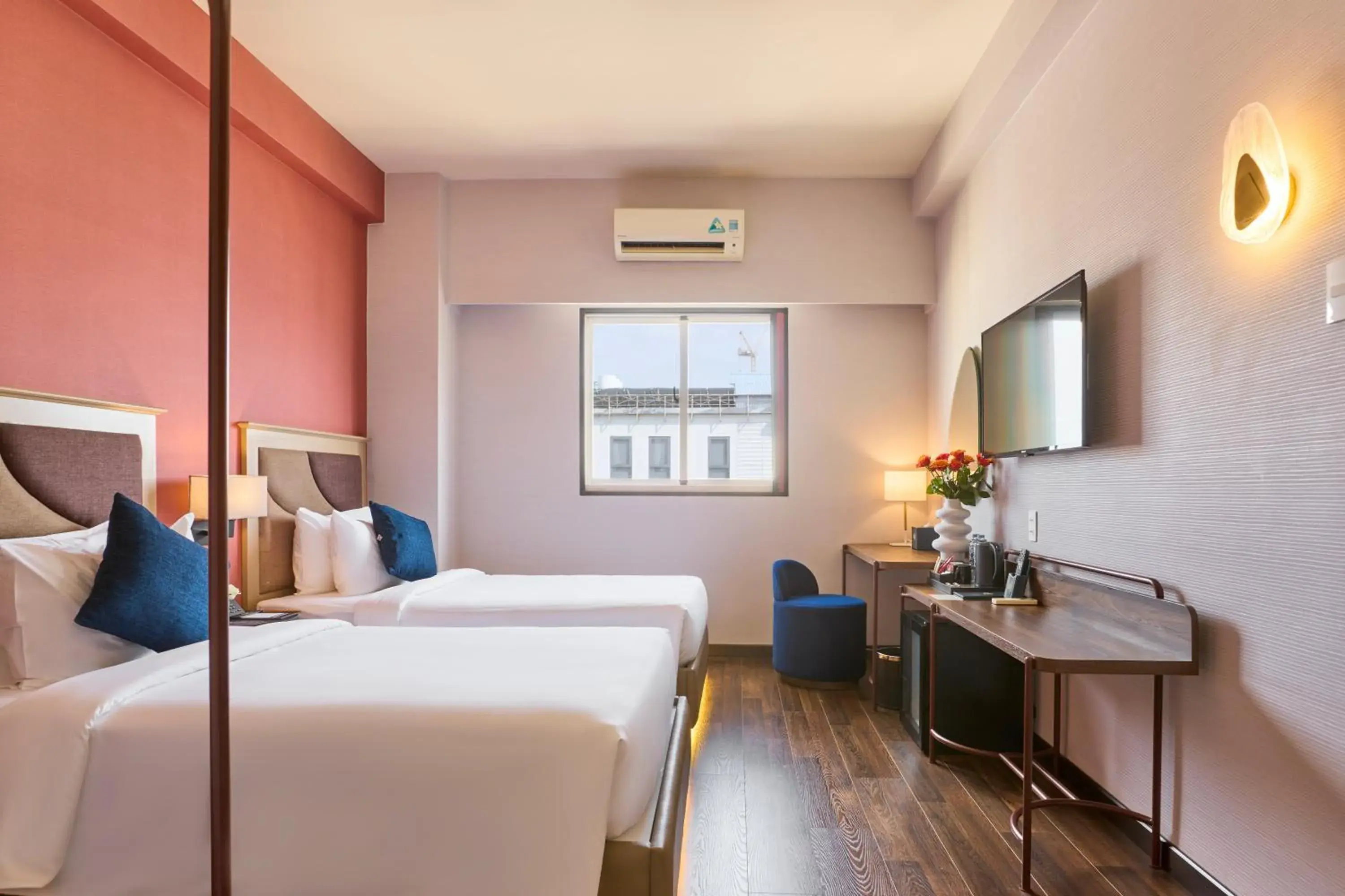 Premier Twin With Window in Kin Hotel Ly Tu Trong Premier Twin With Window in Kin Hotel Ly Tu Trong