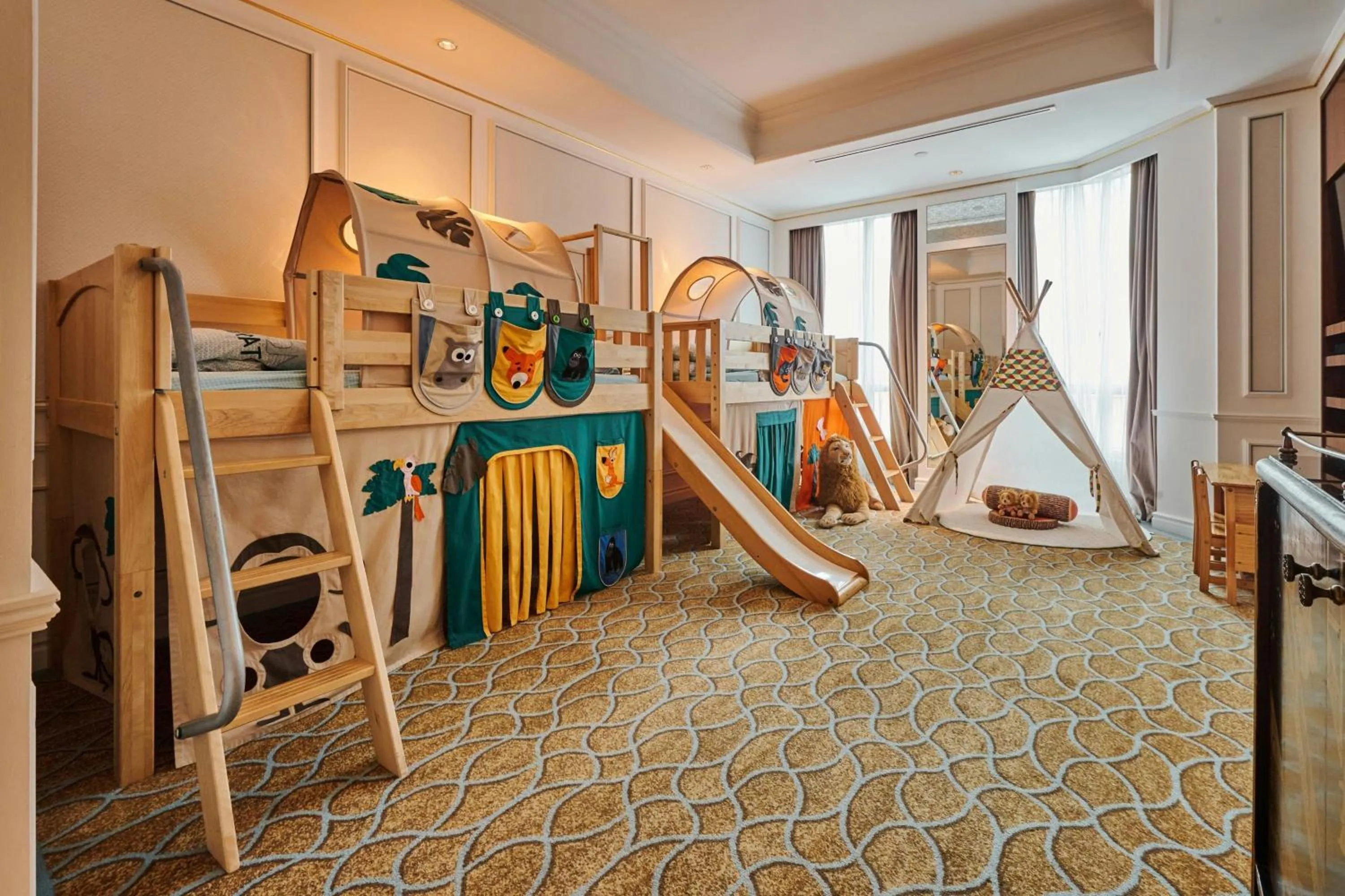 Photo of the whole room, Bed in Frasers House, a Luxury Collection Hotel, Singapore