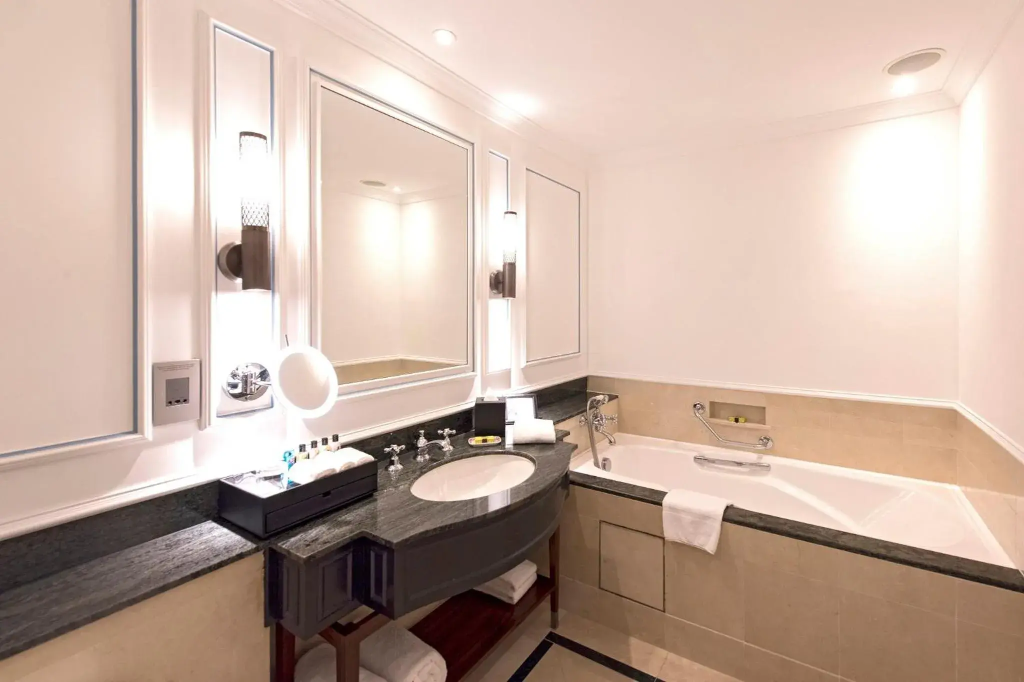 One-Bedroom Suite in InterContinental Singapore by IHG One-Bedroom Suite in InterContinental Singapore by IHG