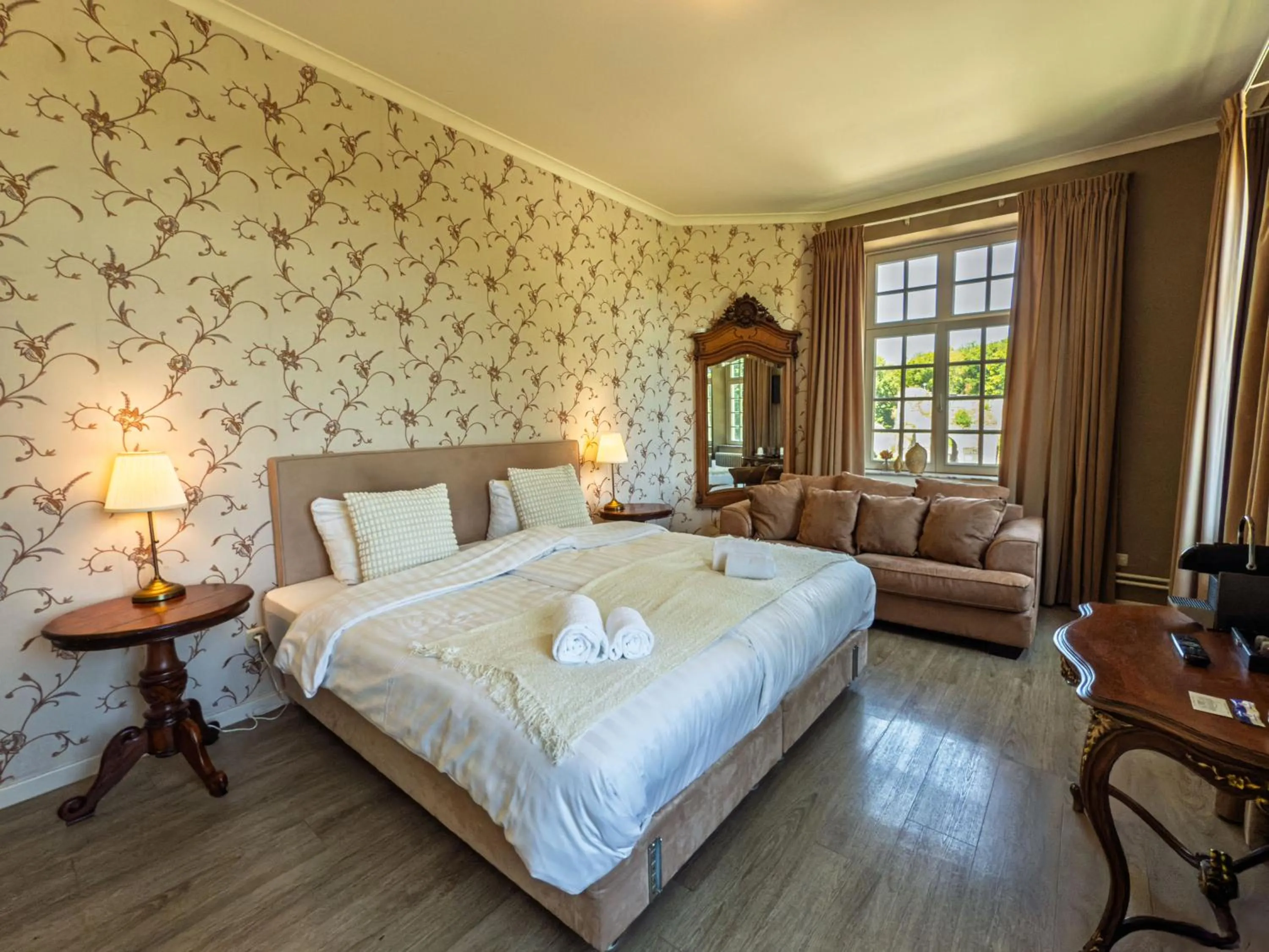 Bedroom, Bed in Kasteel Pietersheim Maastricht - Lanaken