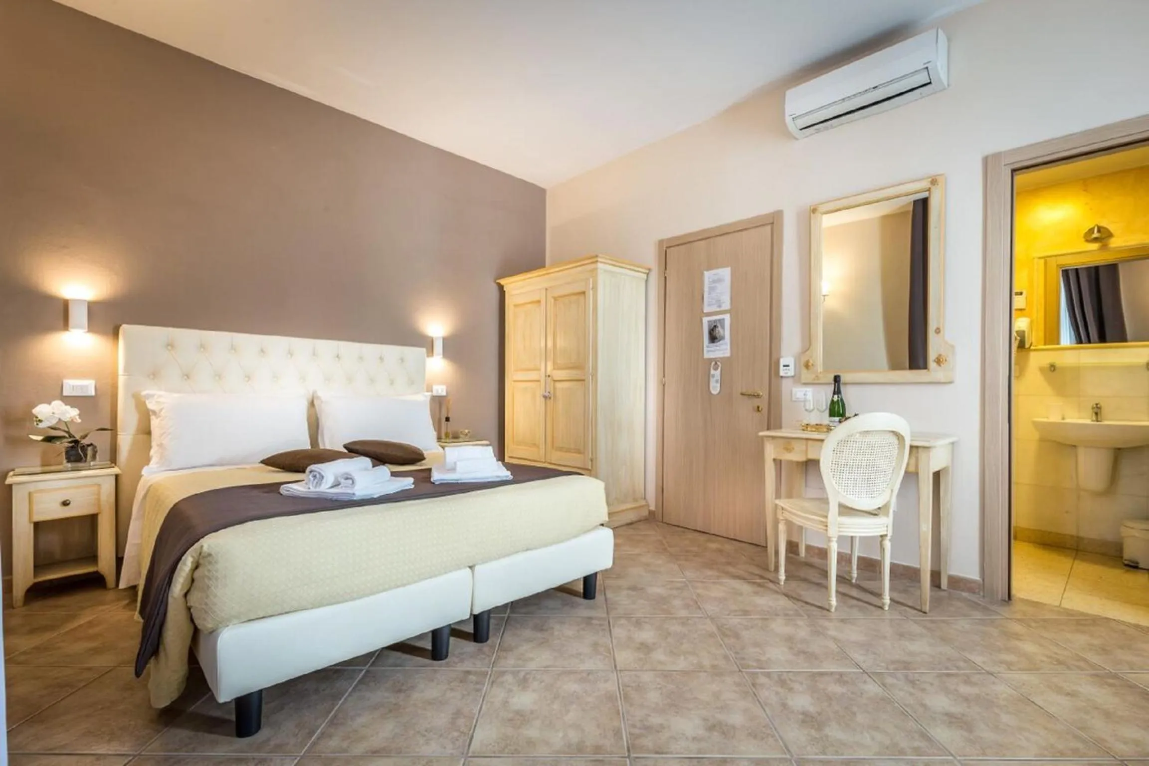 Photo of the whole room, Bed in Sognando Firenze