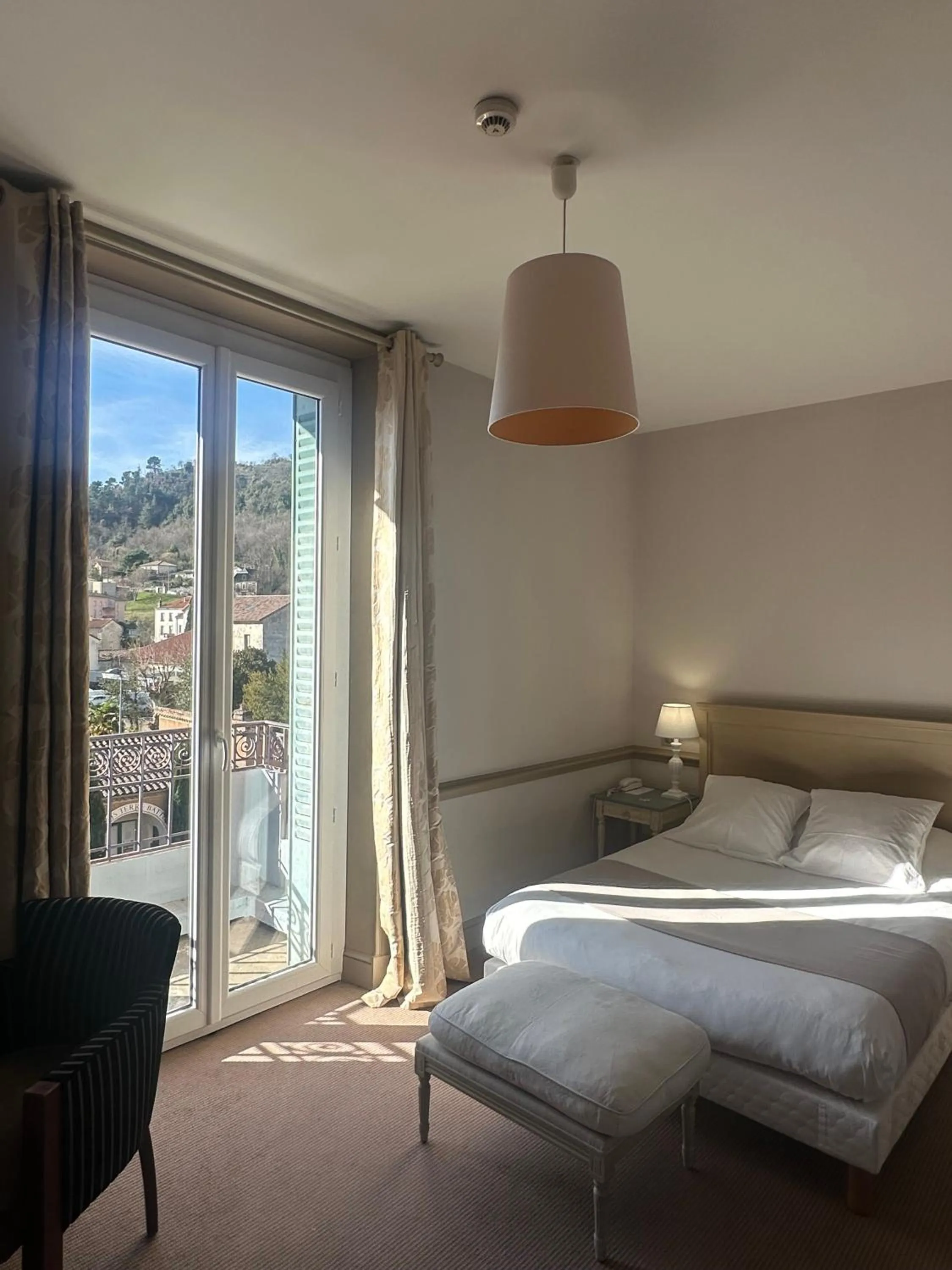 Bedroom, Bed in Hôtel Helvie