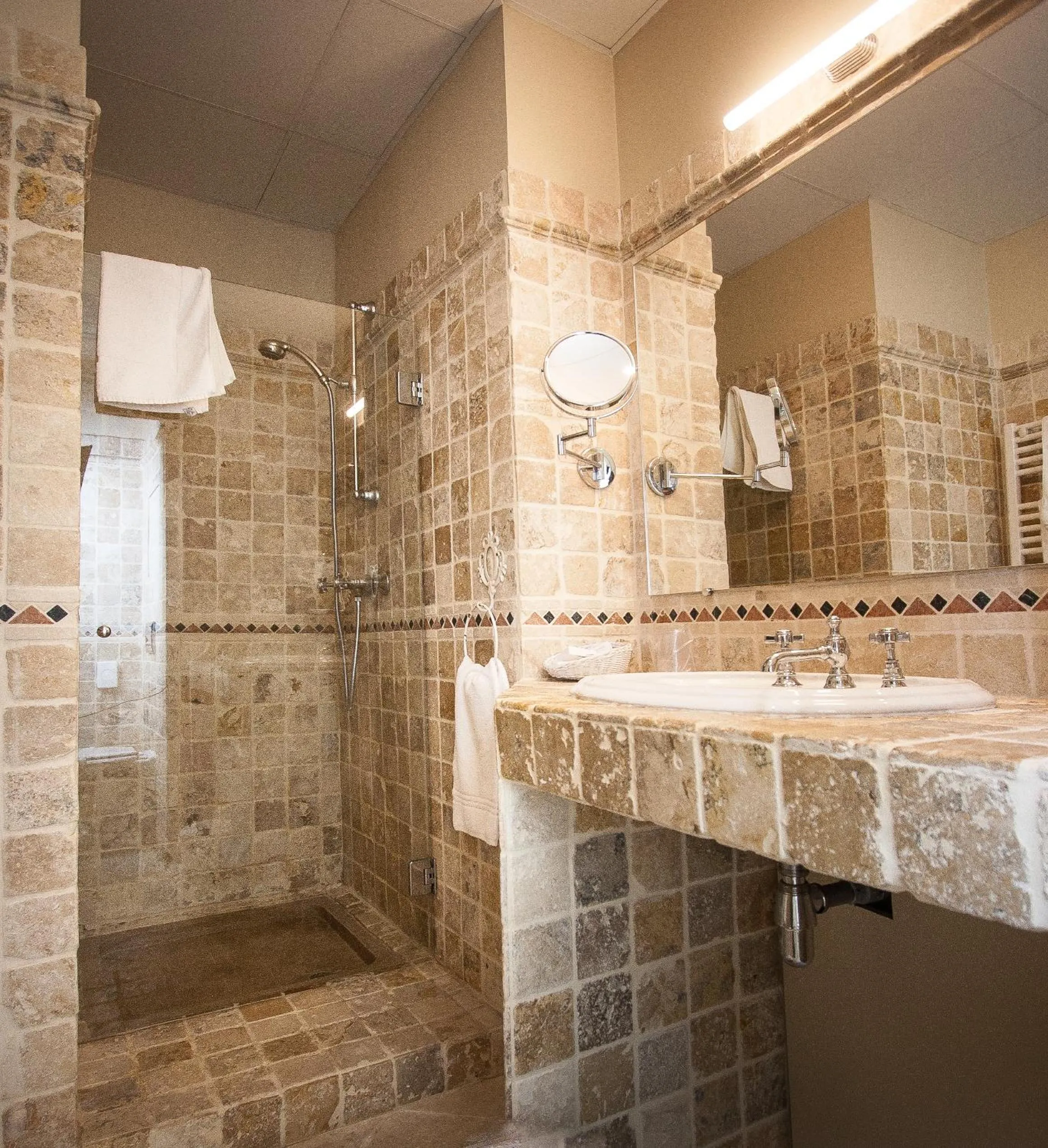 Bathroom in Hôtel Helvie