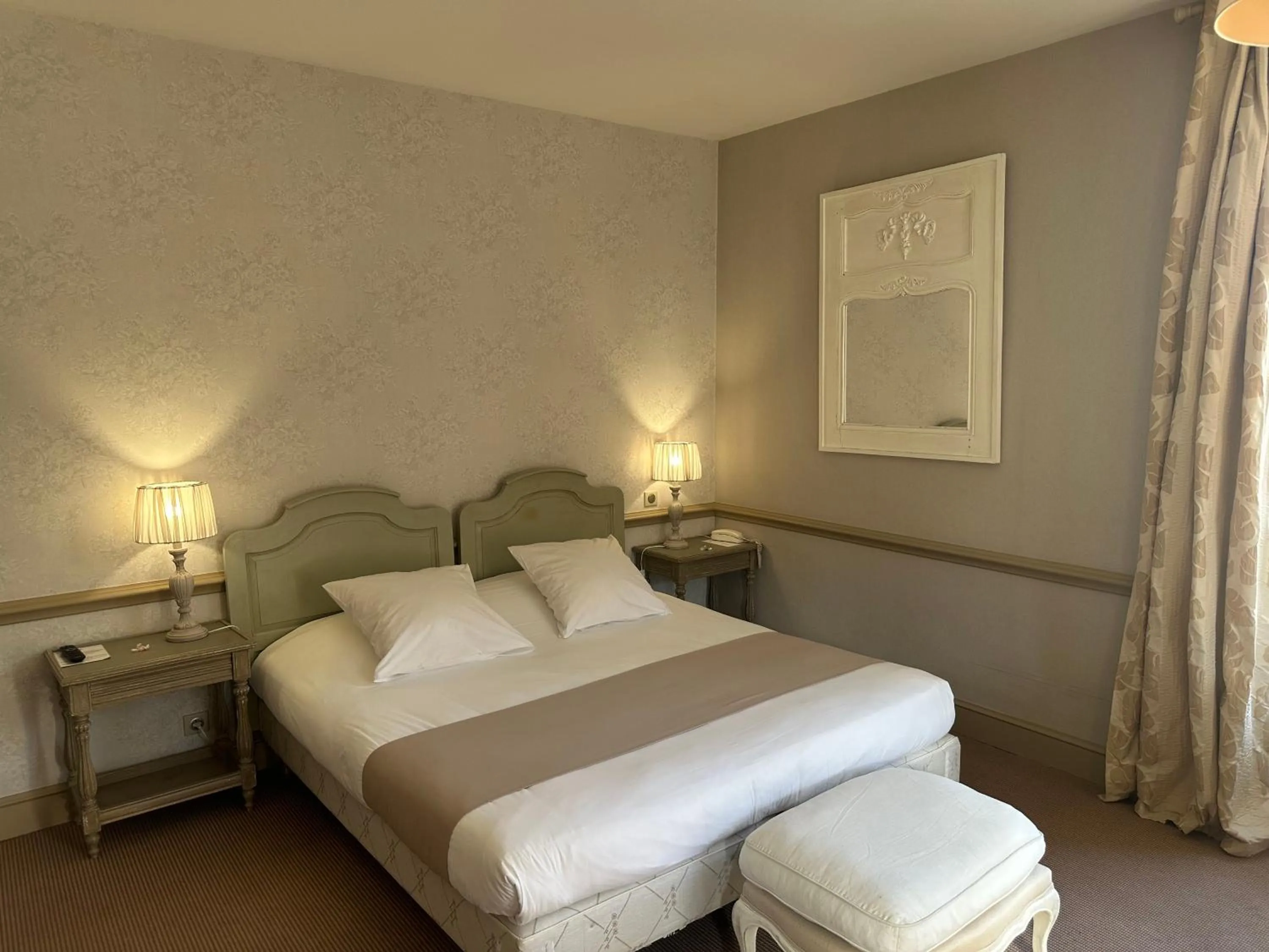 Bedroom, Bed in Hôtel Helvie