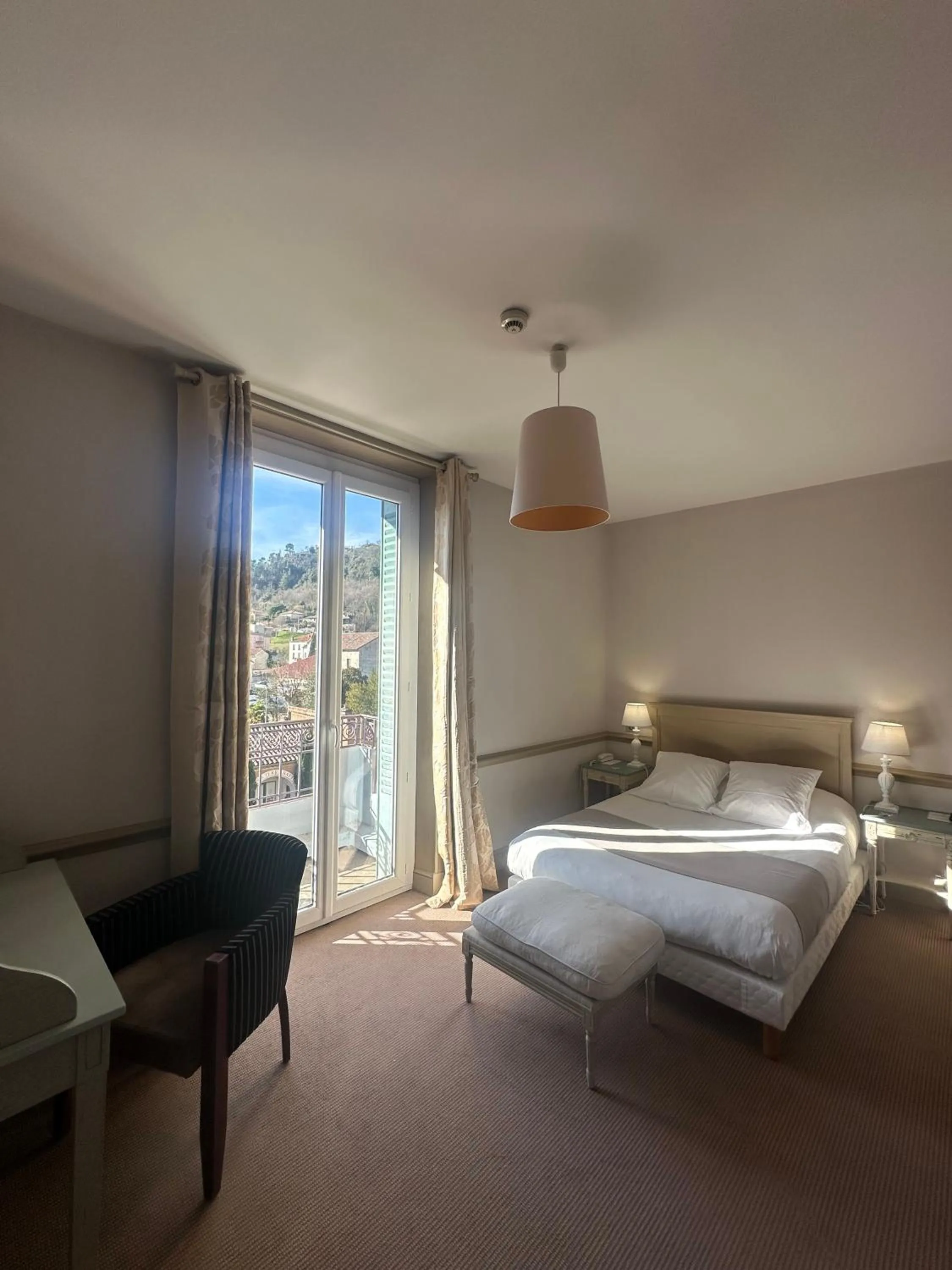 Bedroom, Bed in Hôtel Helvie