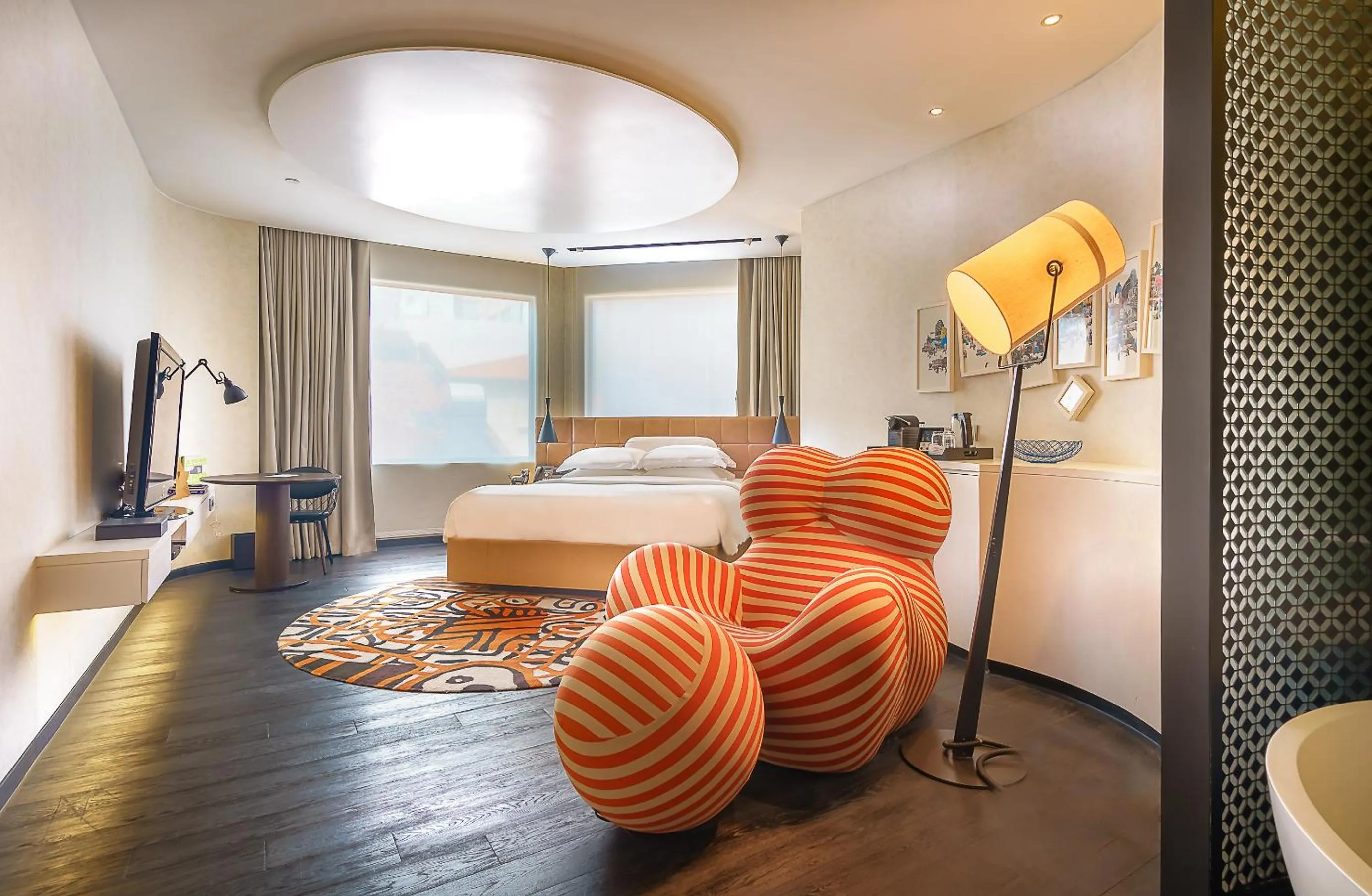 Photo of the whole room, Bed in Naumi Hotel Singapore