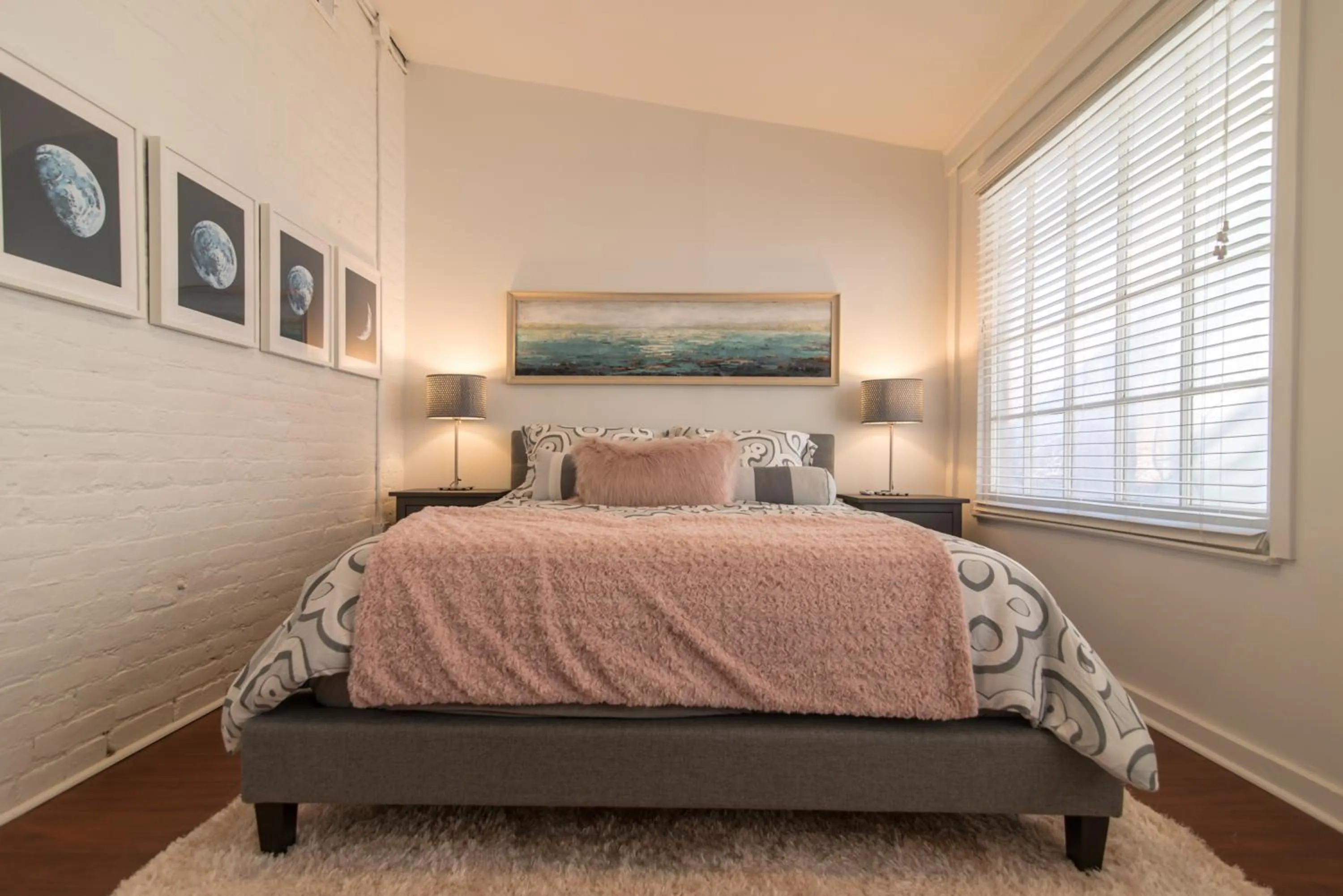 Balcony/Terrace, Bed in Downtown Memphis Shellcrest Apartments