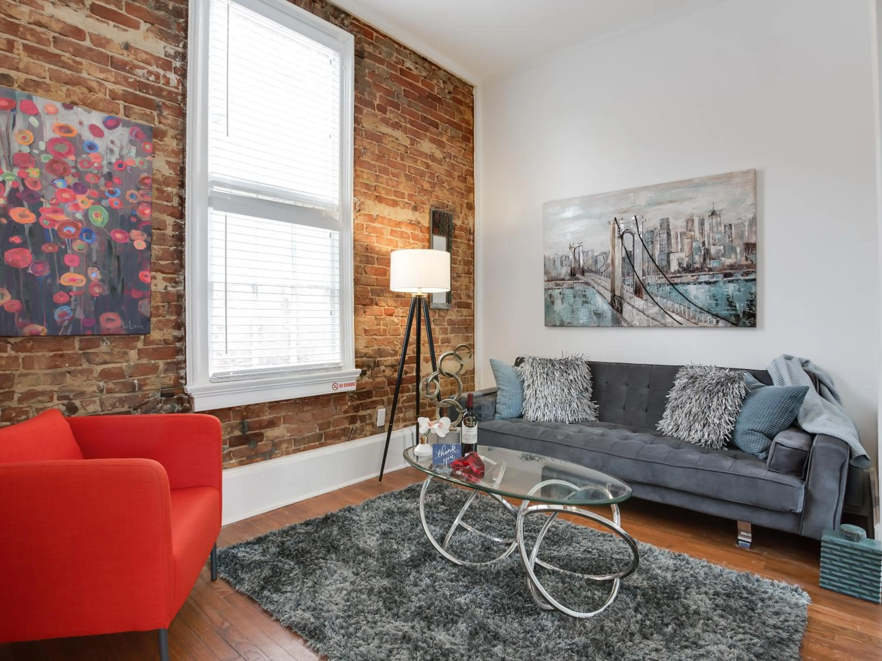 TV and multimedia in Downtown Memphis Shellcrest Apartments