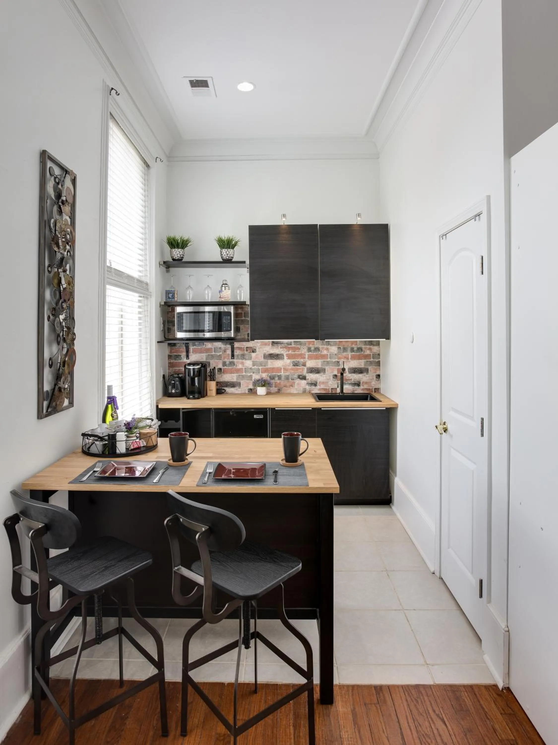 Kitchen or kitchenette in Downtown Memphis Shellcrest Apartments