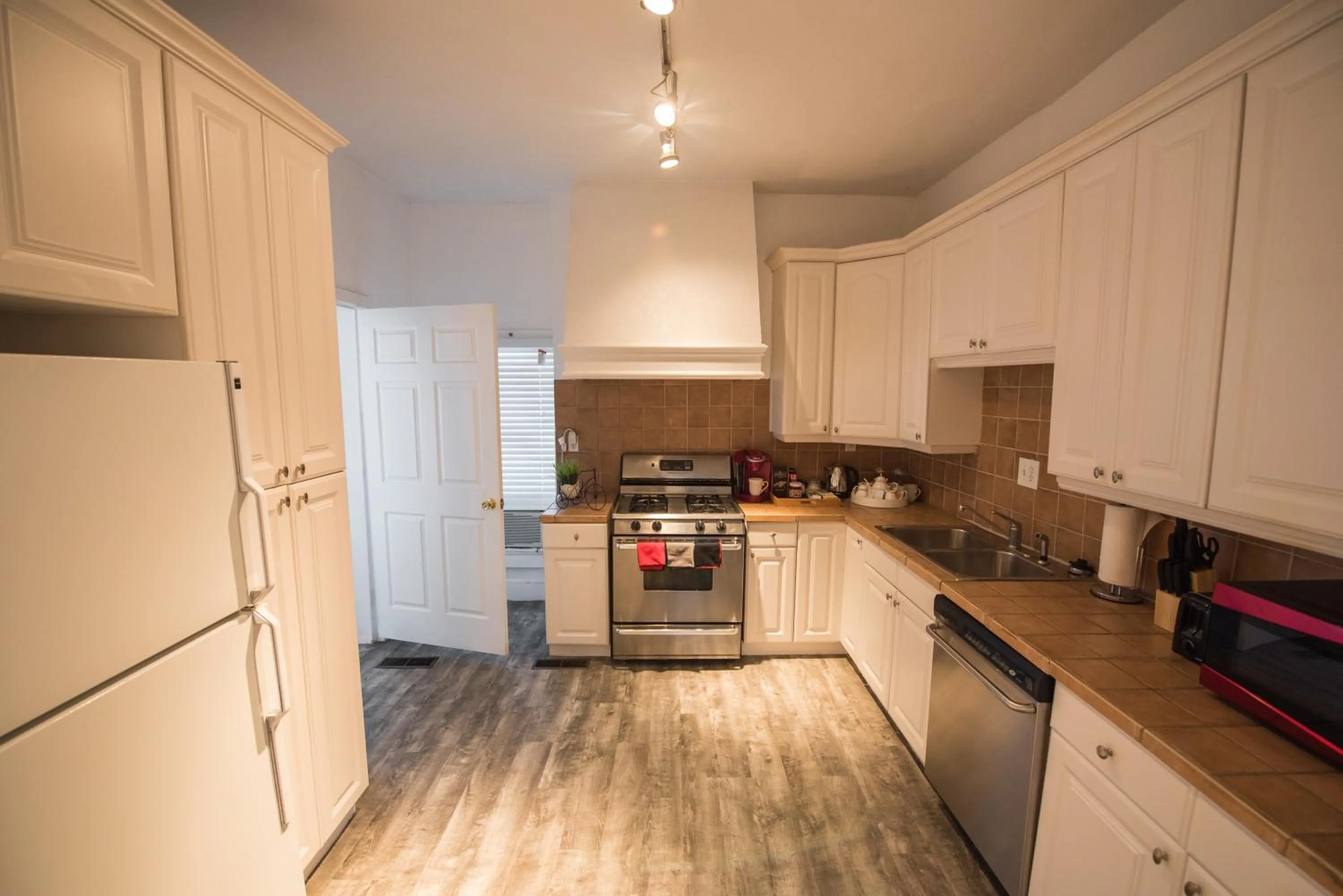 Kitchen or kitchenette in Downtown Memphis Shellcrest Apartments