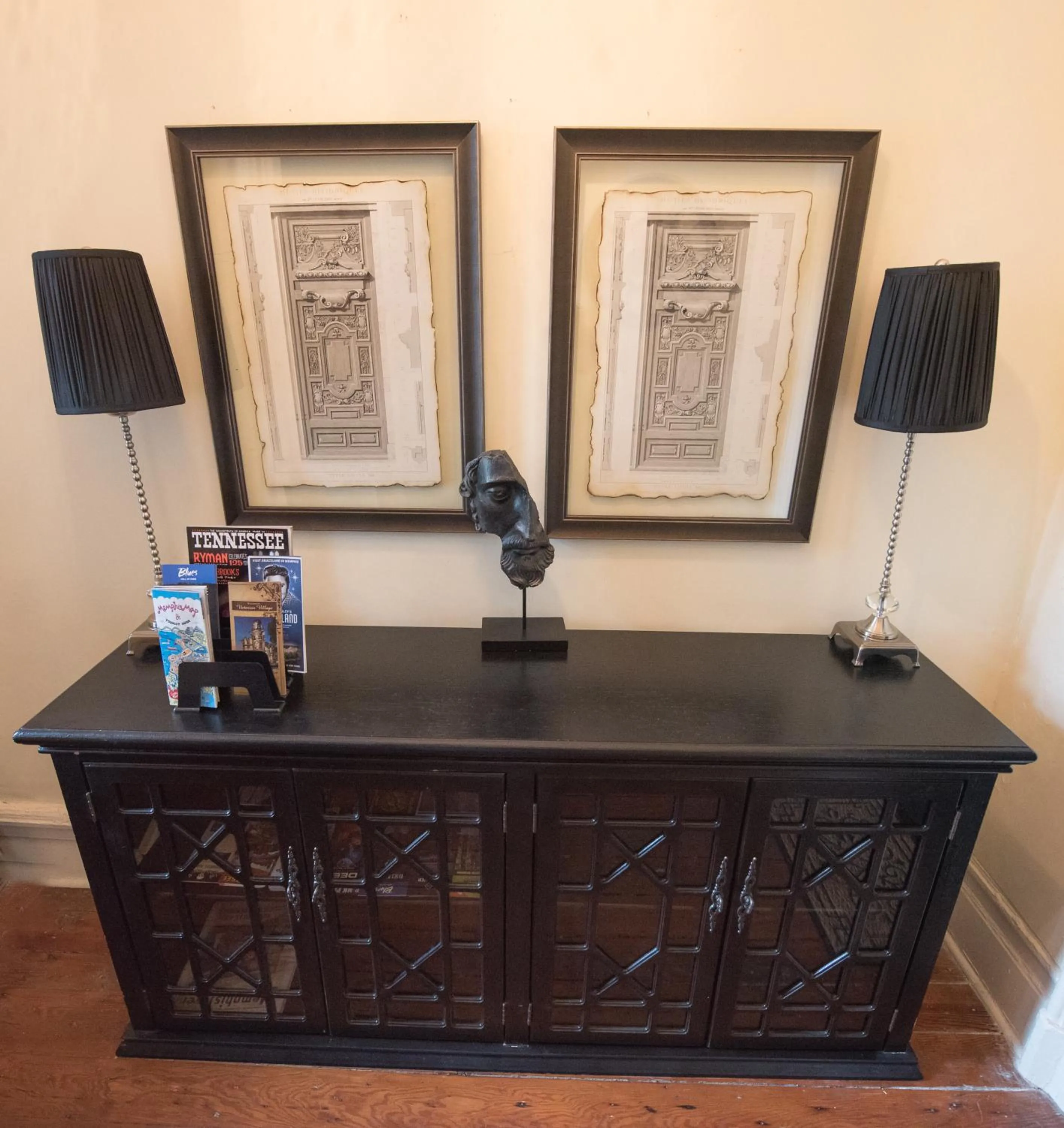 Facade/entrance in Downtown Memphis Shellcrest Apartments