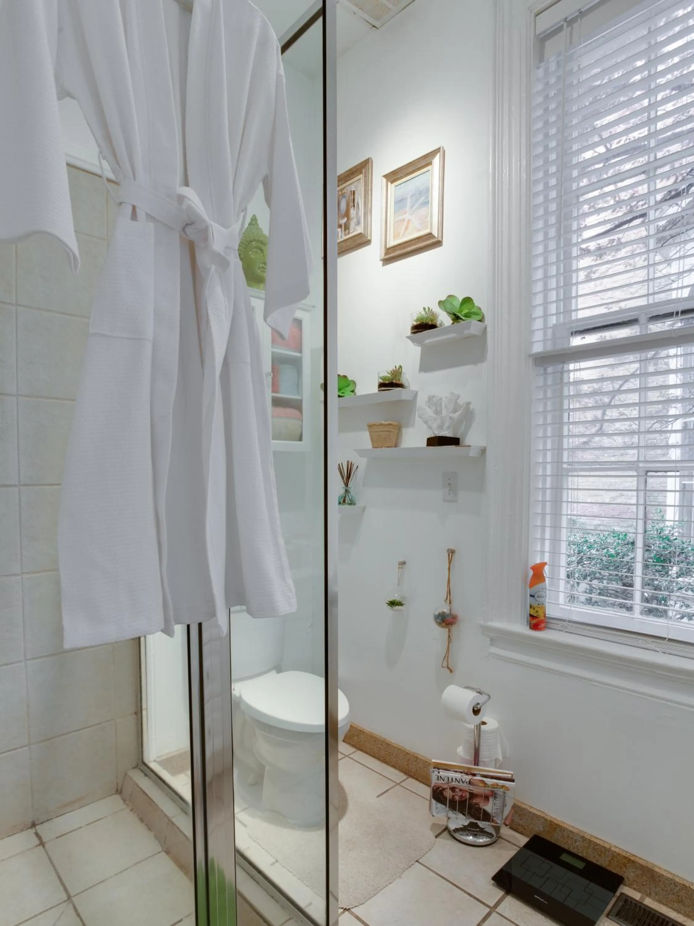 Toilet in Downtown Memphis Shellcrest Apartments