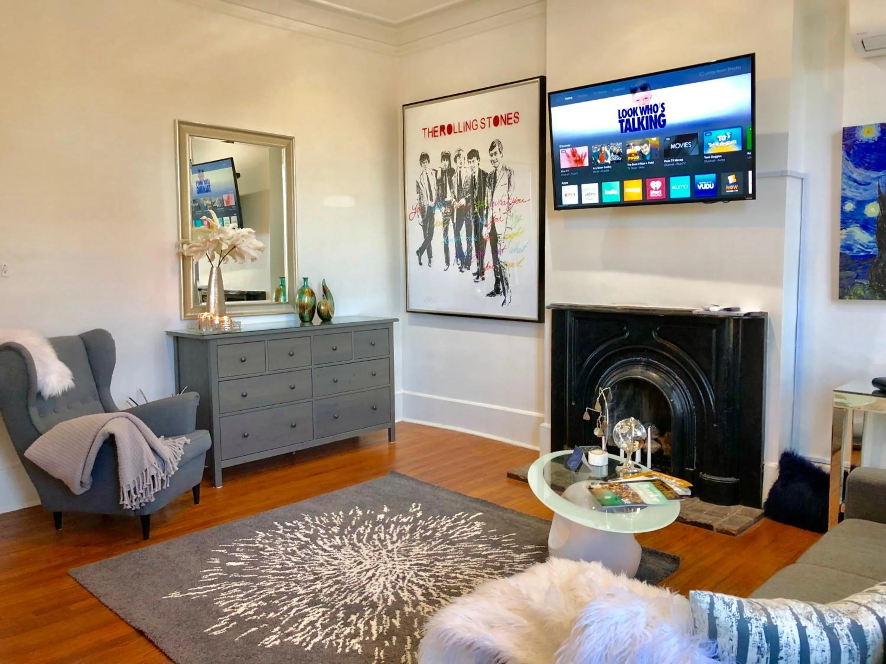 TV and multimedia in Downtown Memphis Shellcrest Apartments