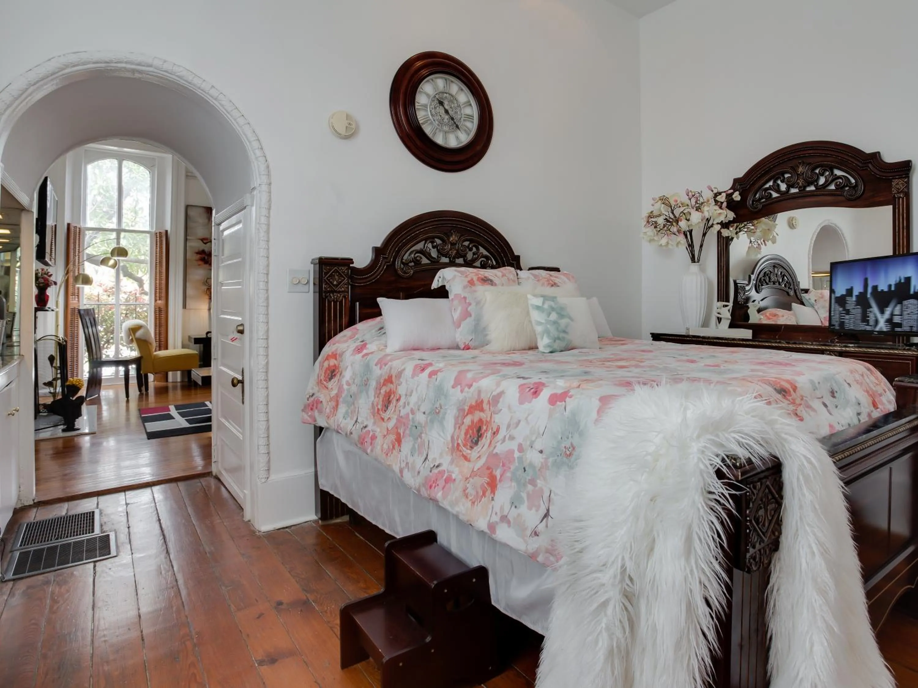 TV and multimedia, Bed in Downtown Memphis Shellcrest Apartments