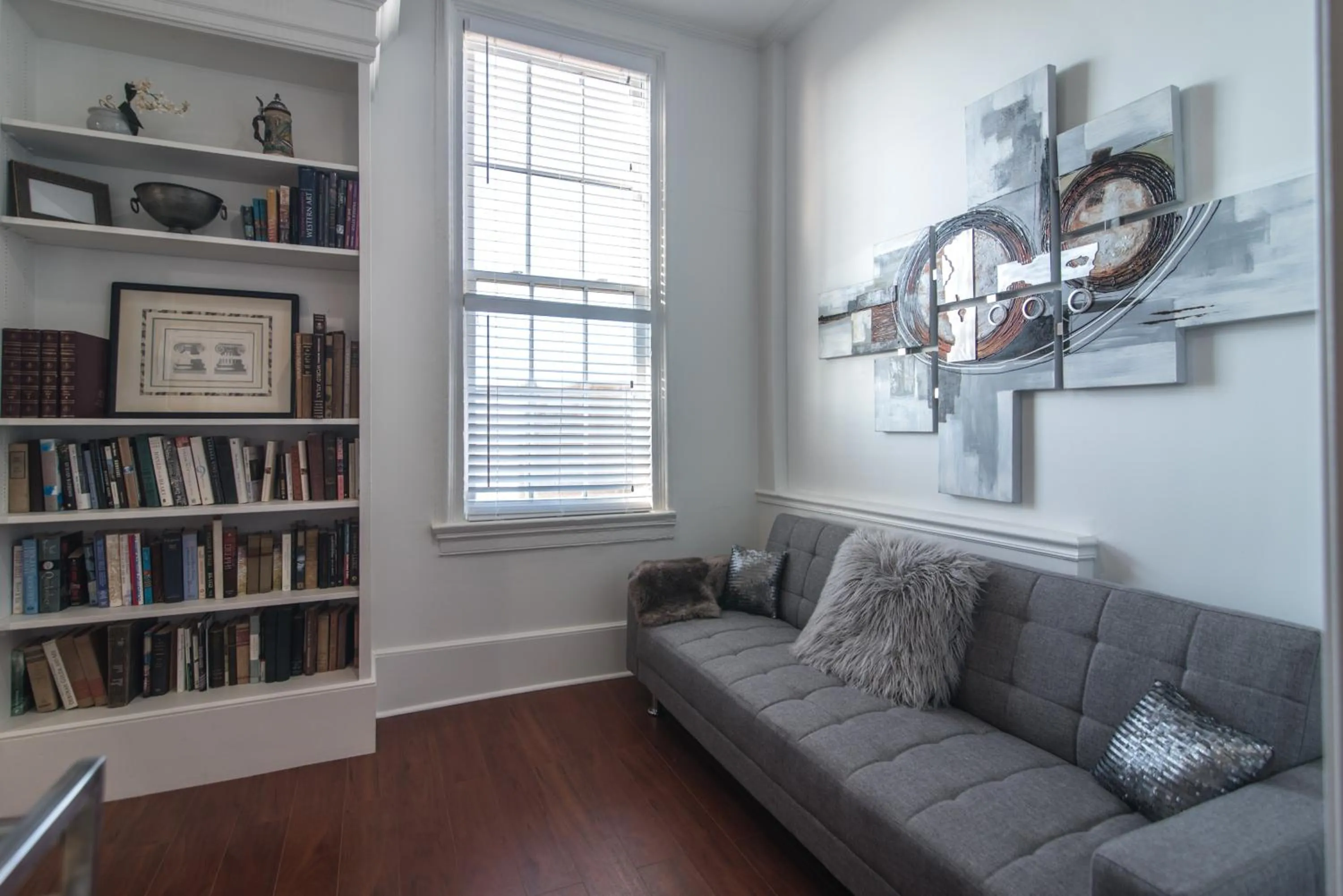 Library in Downtown Memphis Shellcrest Apartments