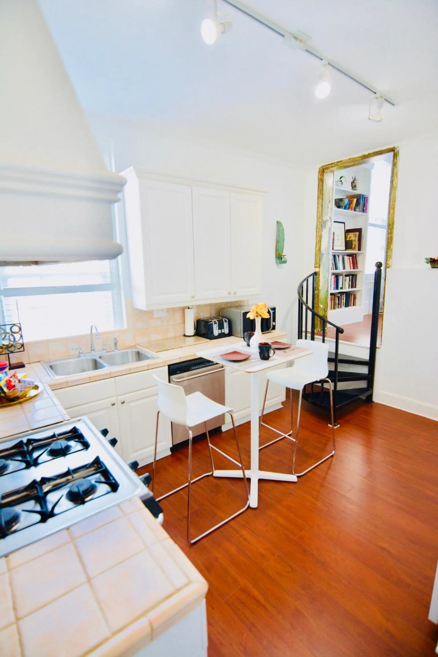 Kitchen or kitchenette in Downtown Memphis Shellcrest Apartments