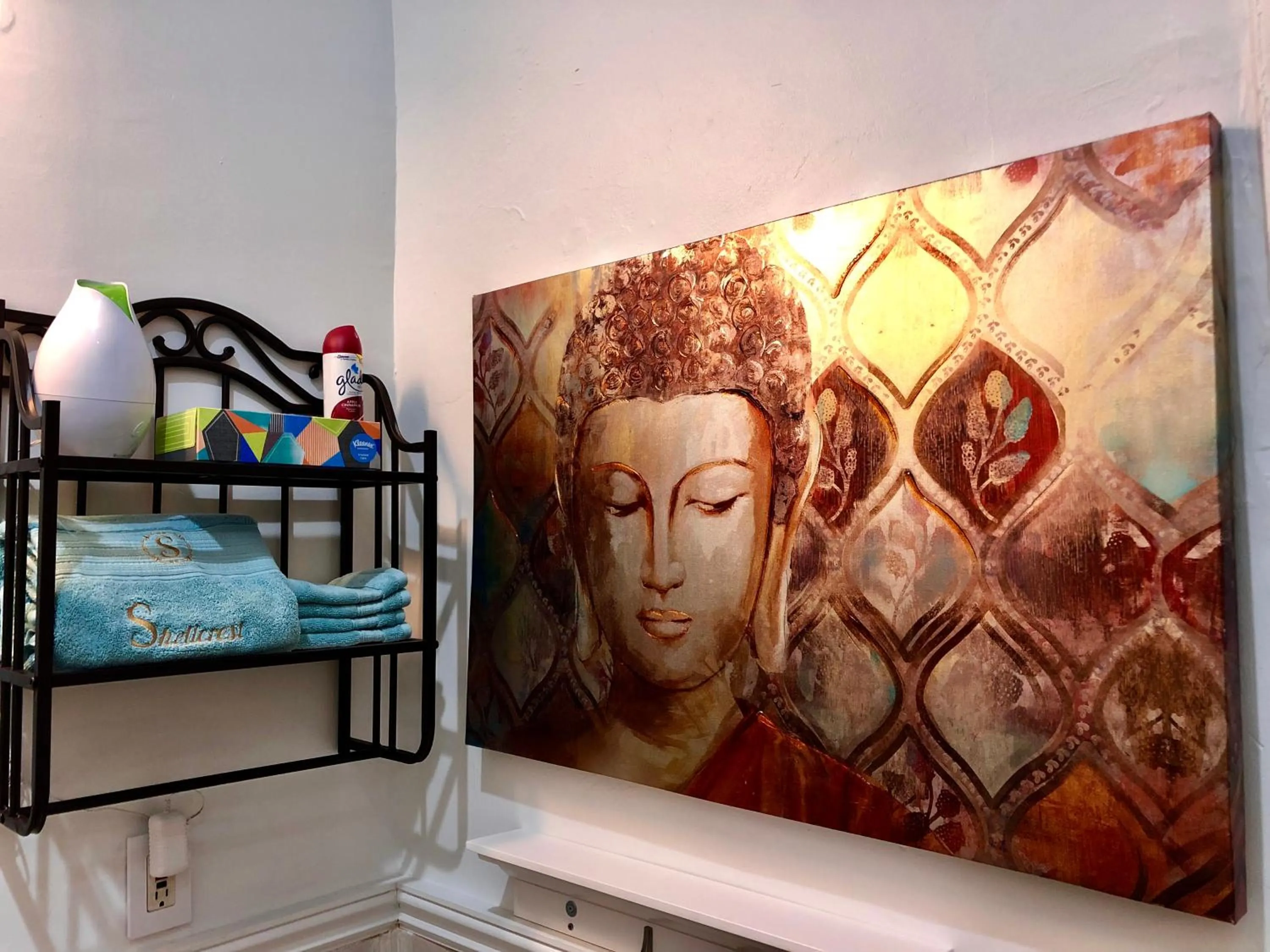 Bathroom, Bed in Downtown Memphis Shellcrest Apartments