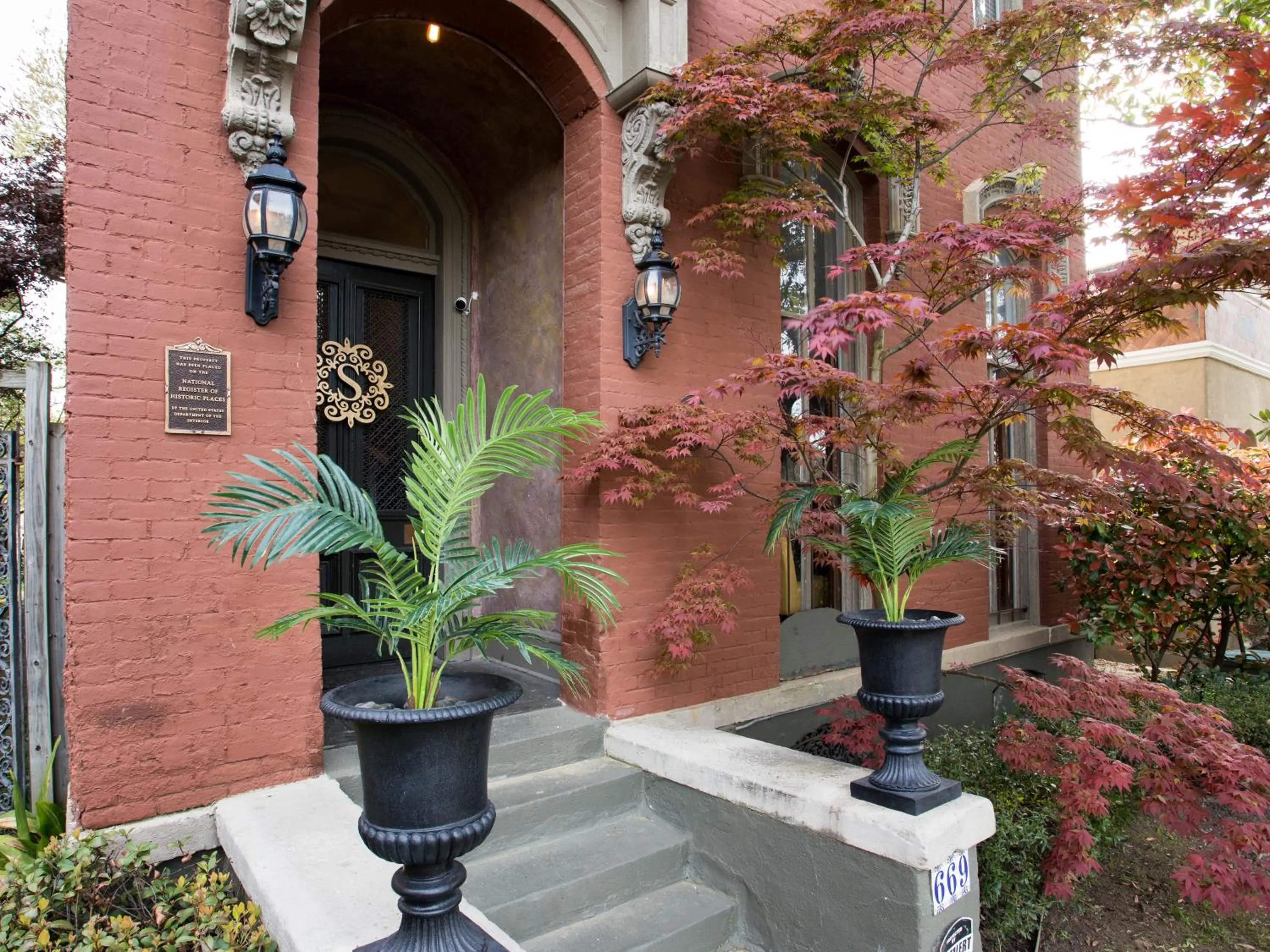 Facade/entrance in Downtown Memphis Shellcrest Apartments