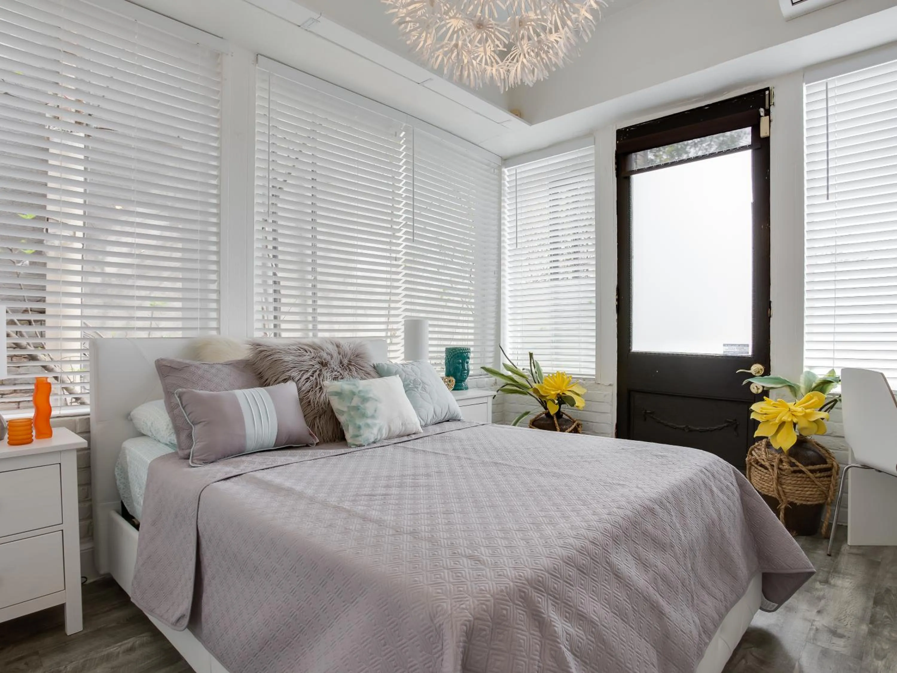 Bedroom, Bed in Downtown Memphis Shellcrest Apartments