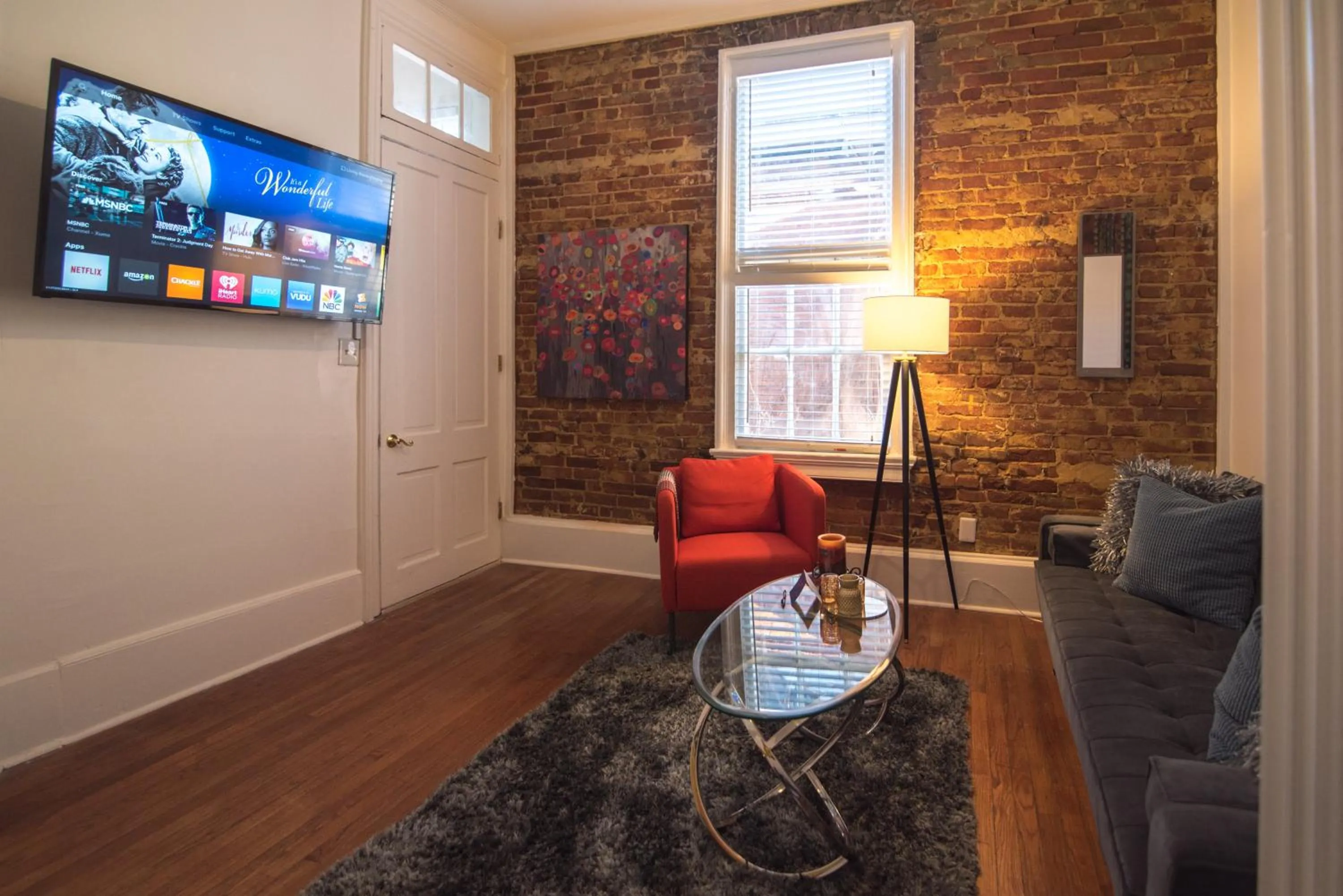 Bed in Downtown Memphis Shellcrest Apartments