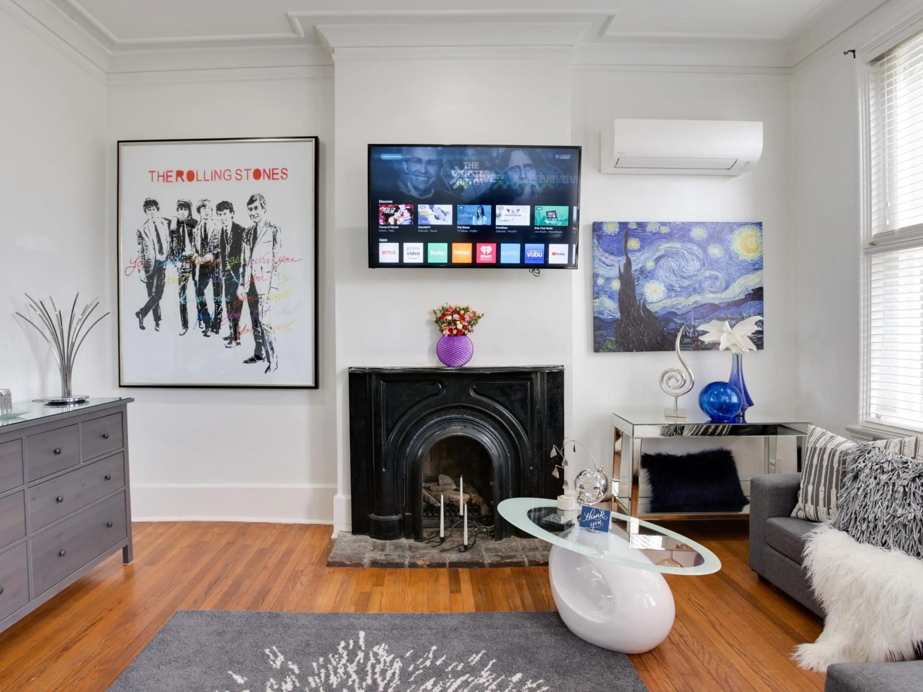 TV and multimedia in Downtown Memphis Shellcrest Apartments