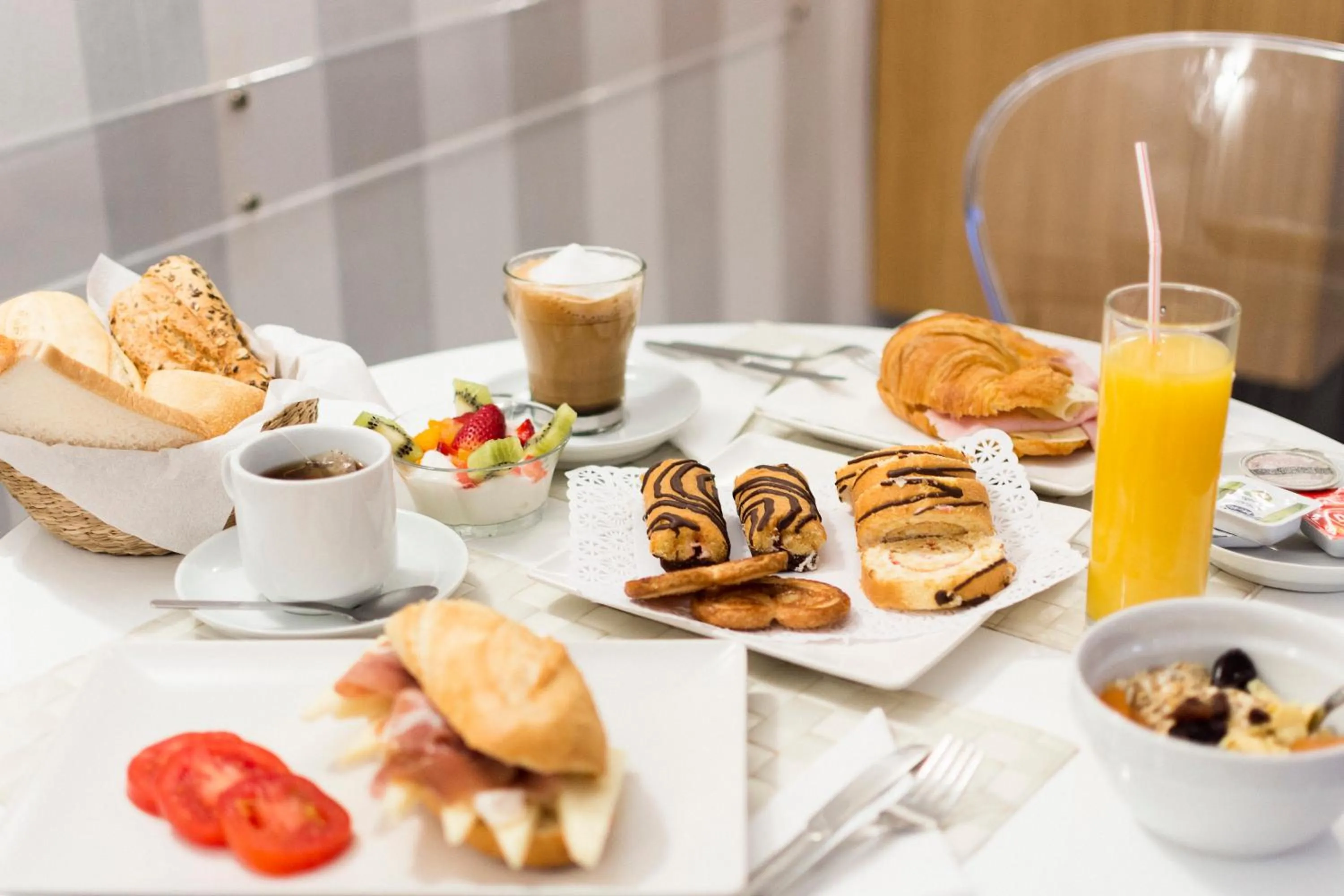 Food and drinks in Mena Plaza