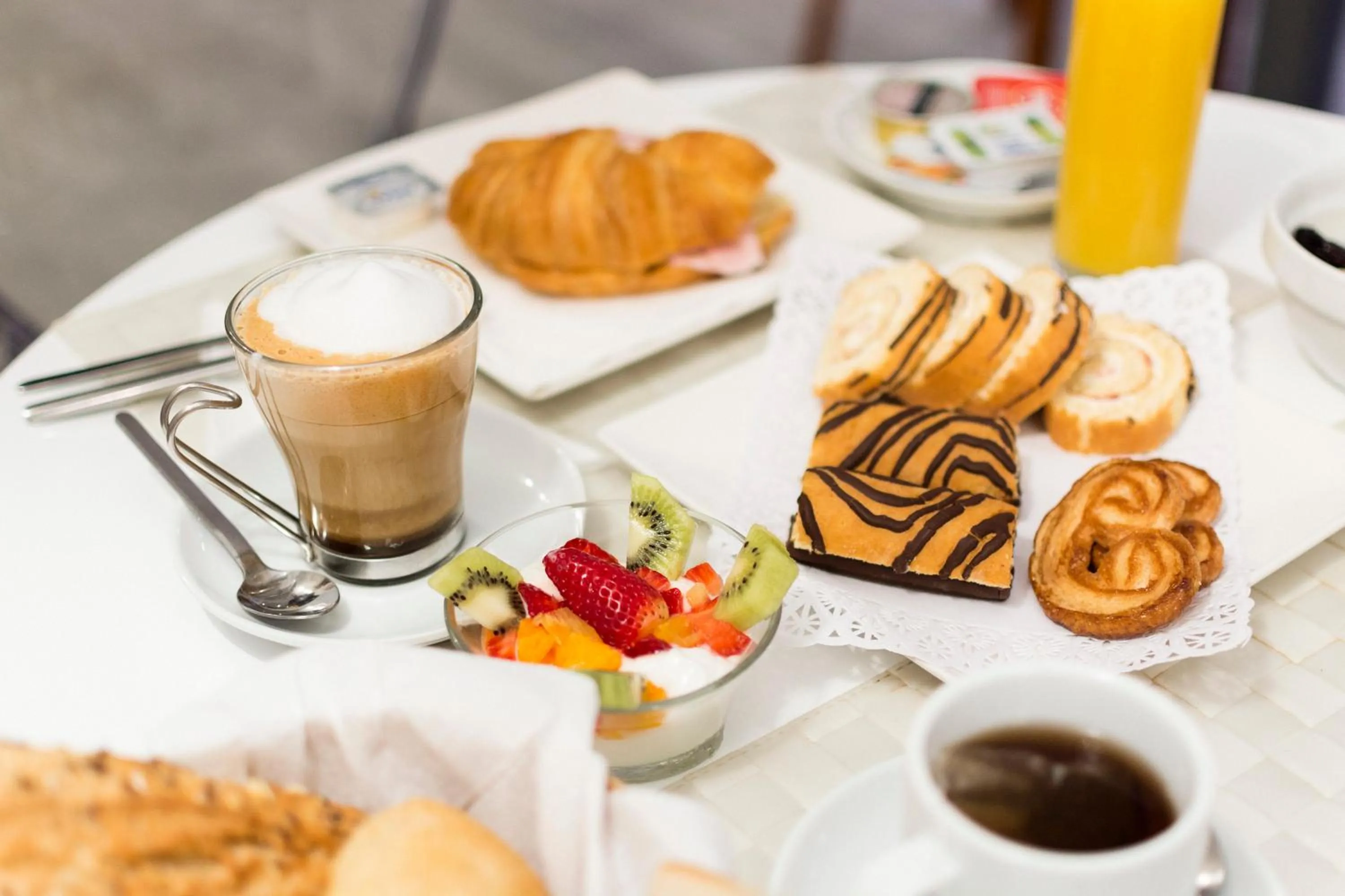 Food and drinks in Mena Plaza