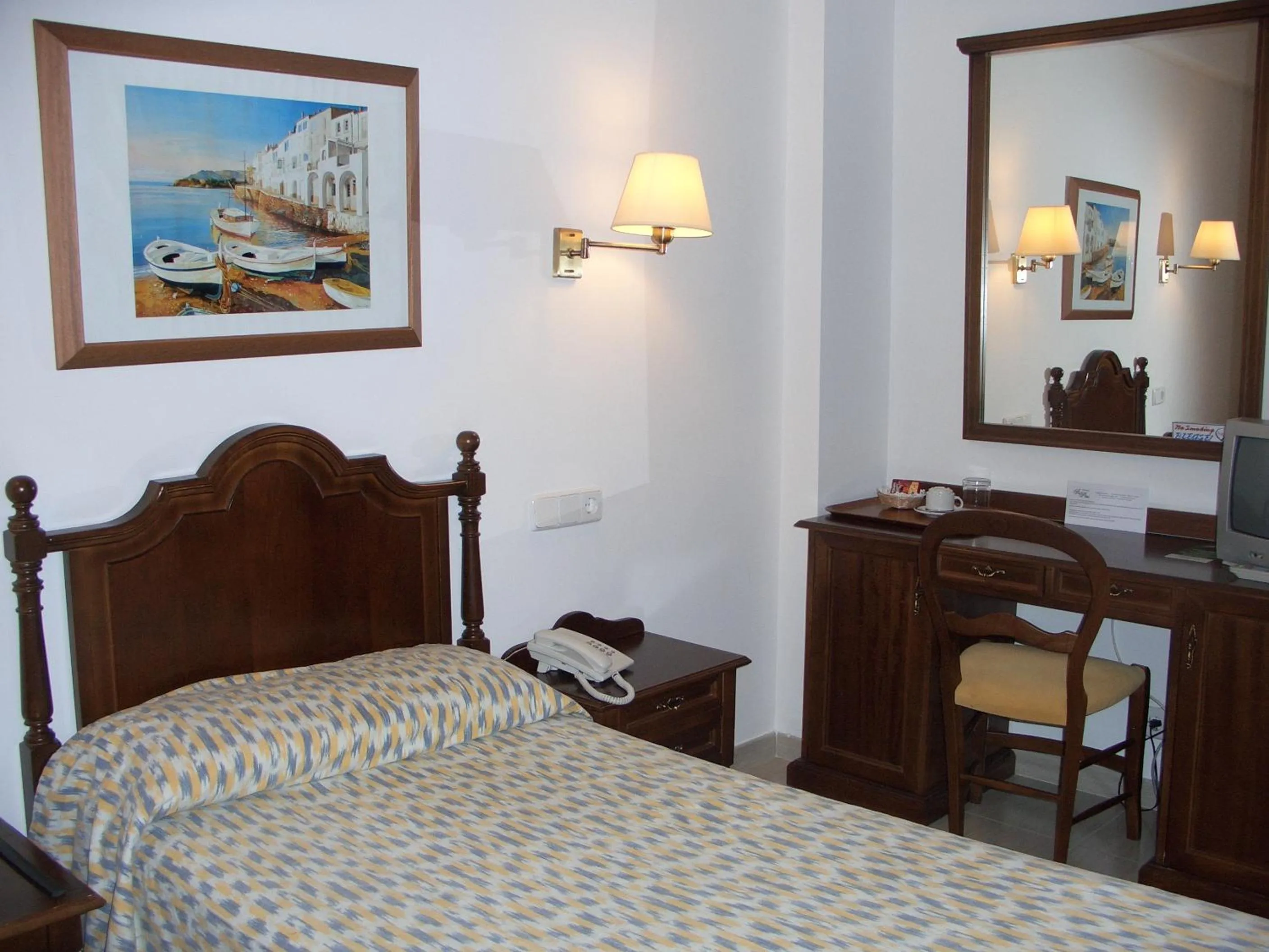 Photo of the whole room, Bed in Hotel Sis Pins