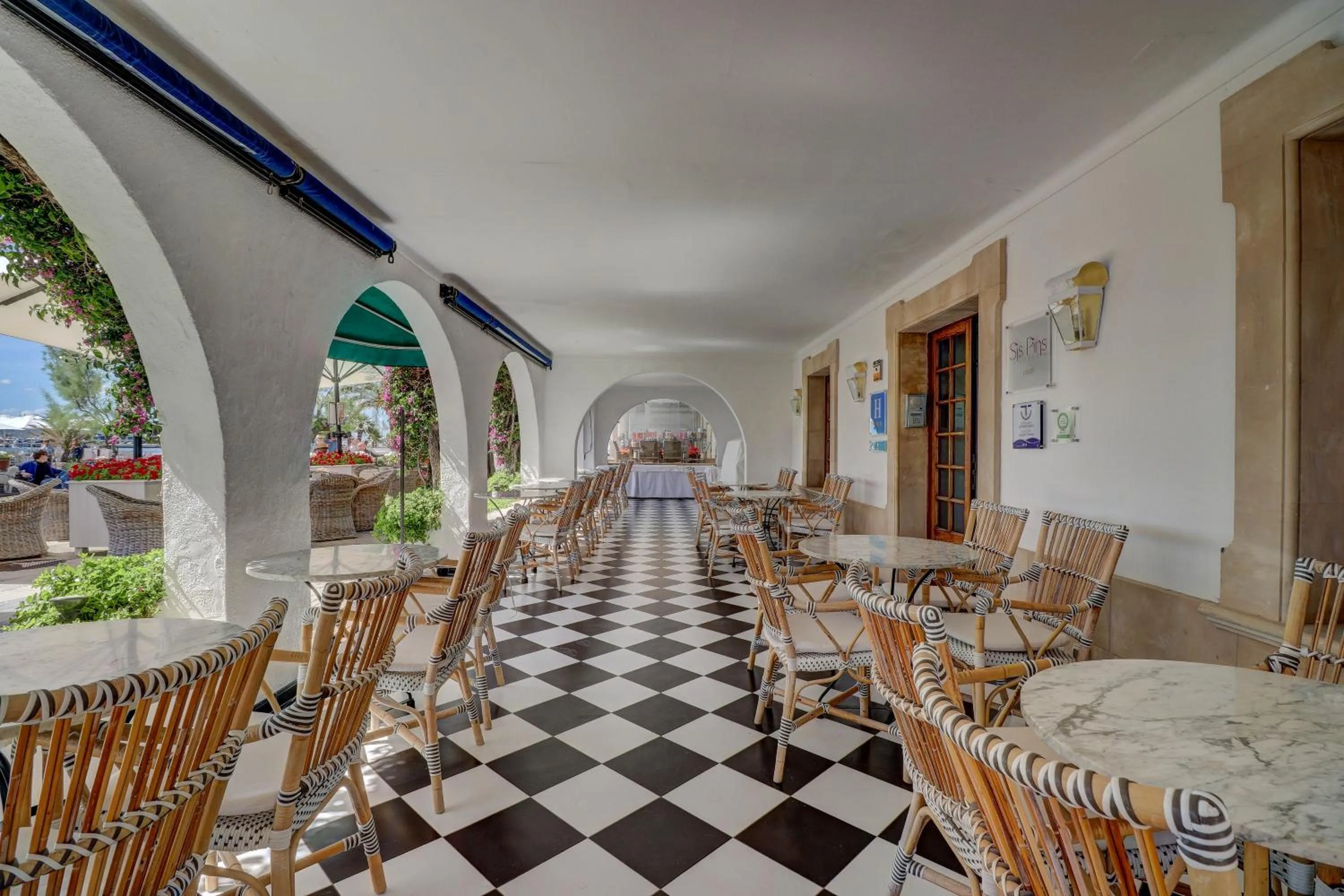 Restaurant/places to eat in Hotel Sis Pins