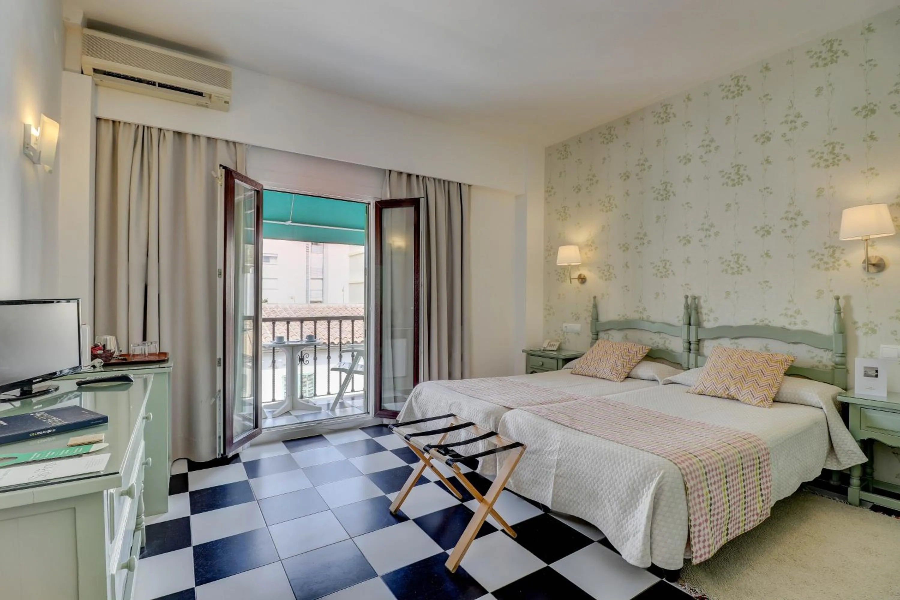 Photo of the whole room, Bed in Hotel Sis Pins