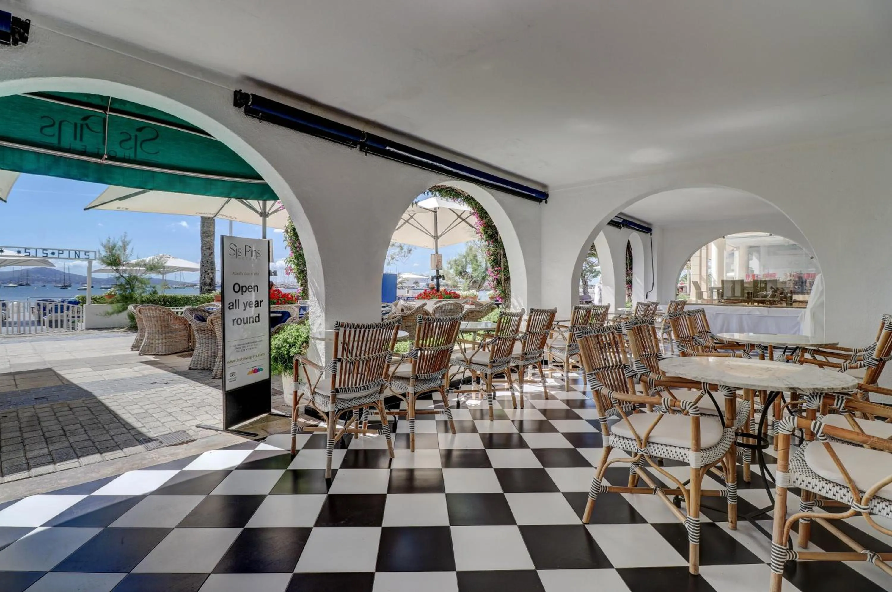 Restaurant/places to eat in Hotel Sis Pins