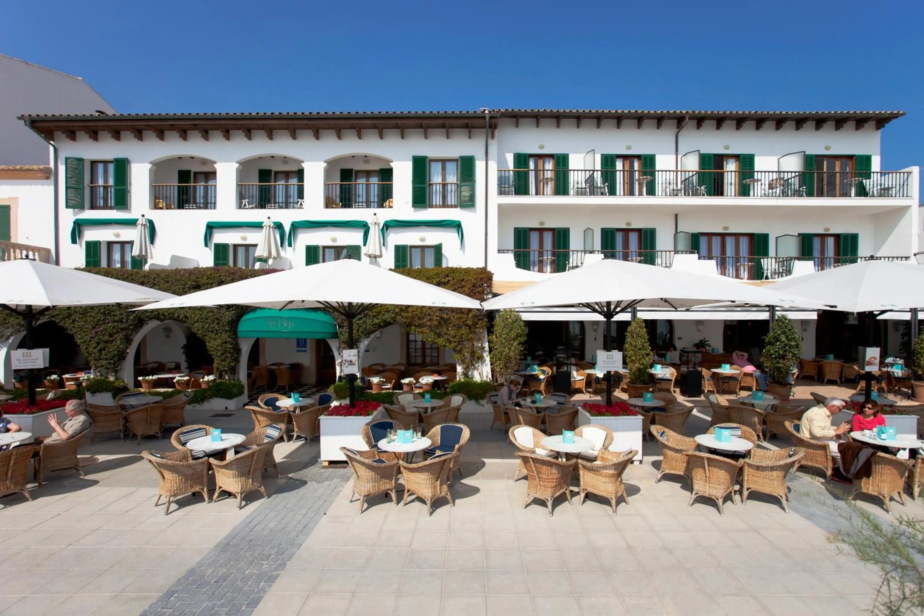 Property building in Hotel Sis Pins