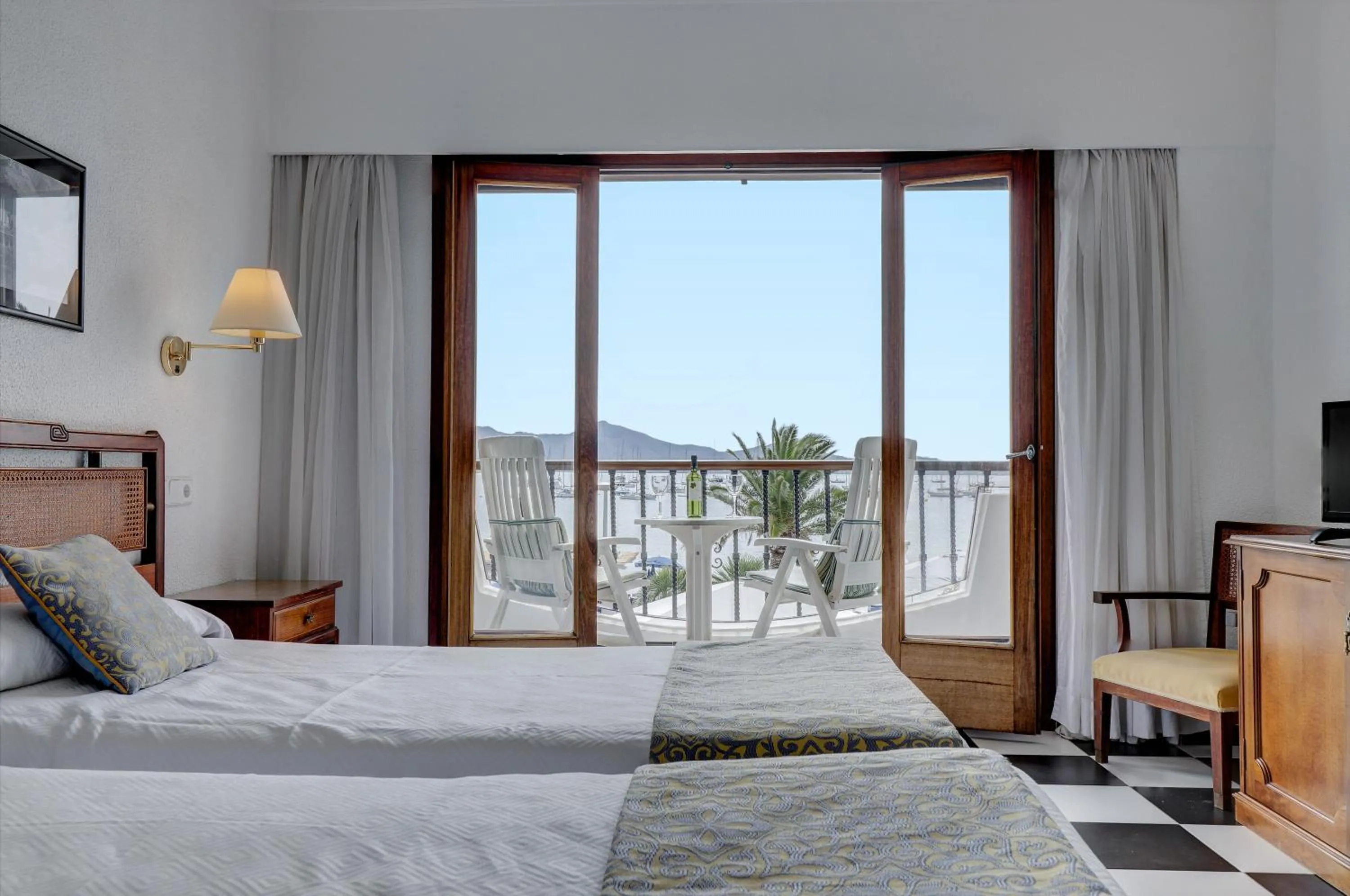 Sea view, Bed in Hotel Sis Pins