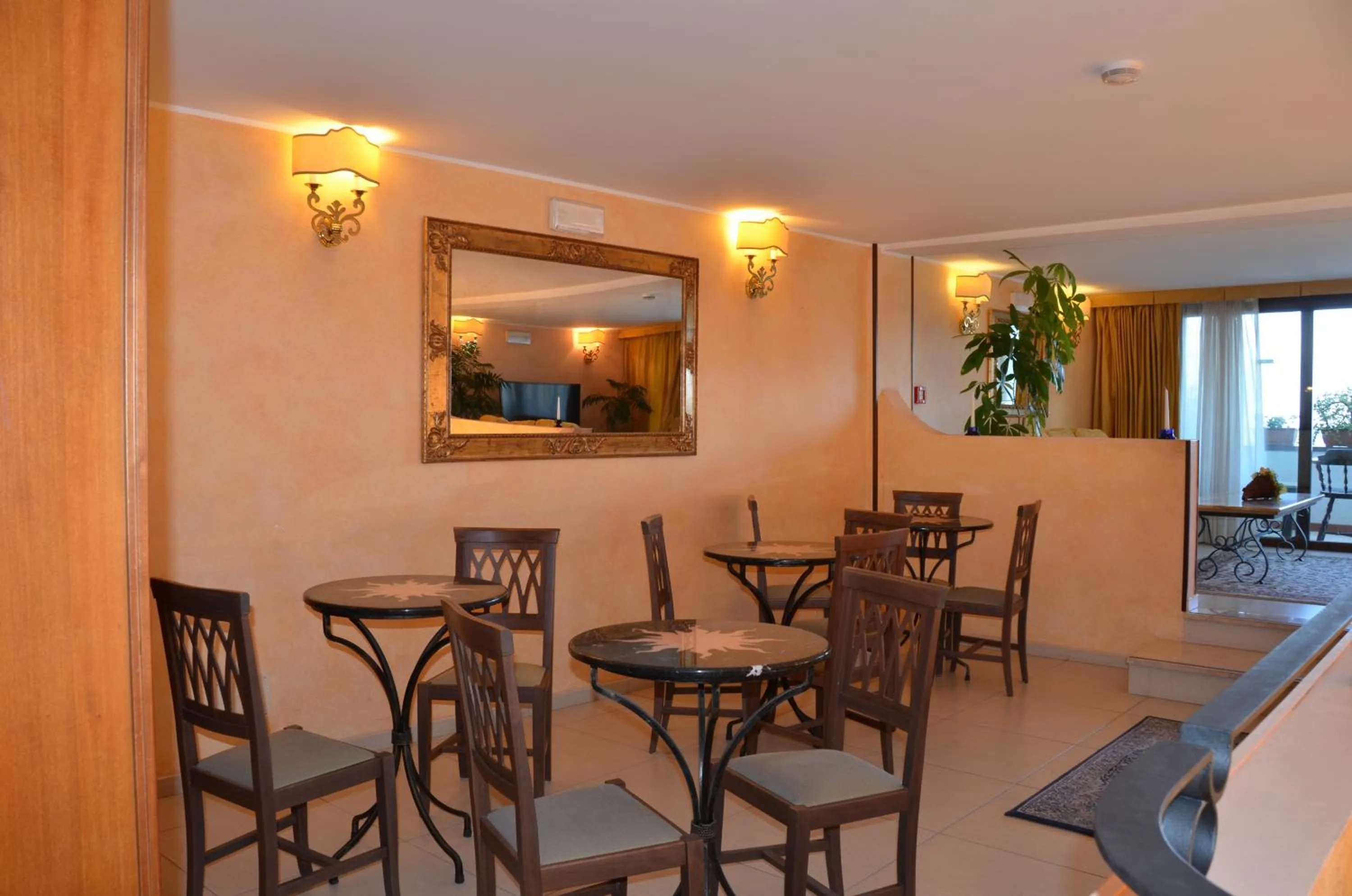 Restaurant/places to eat in Kalos Hotel