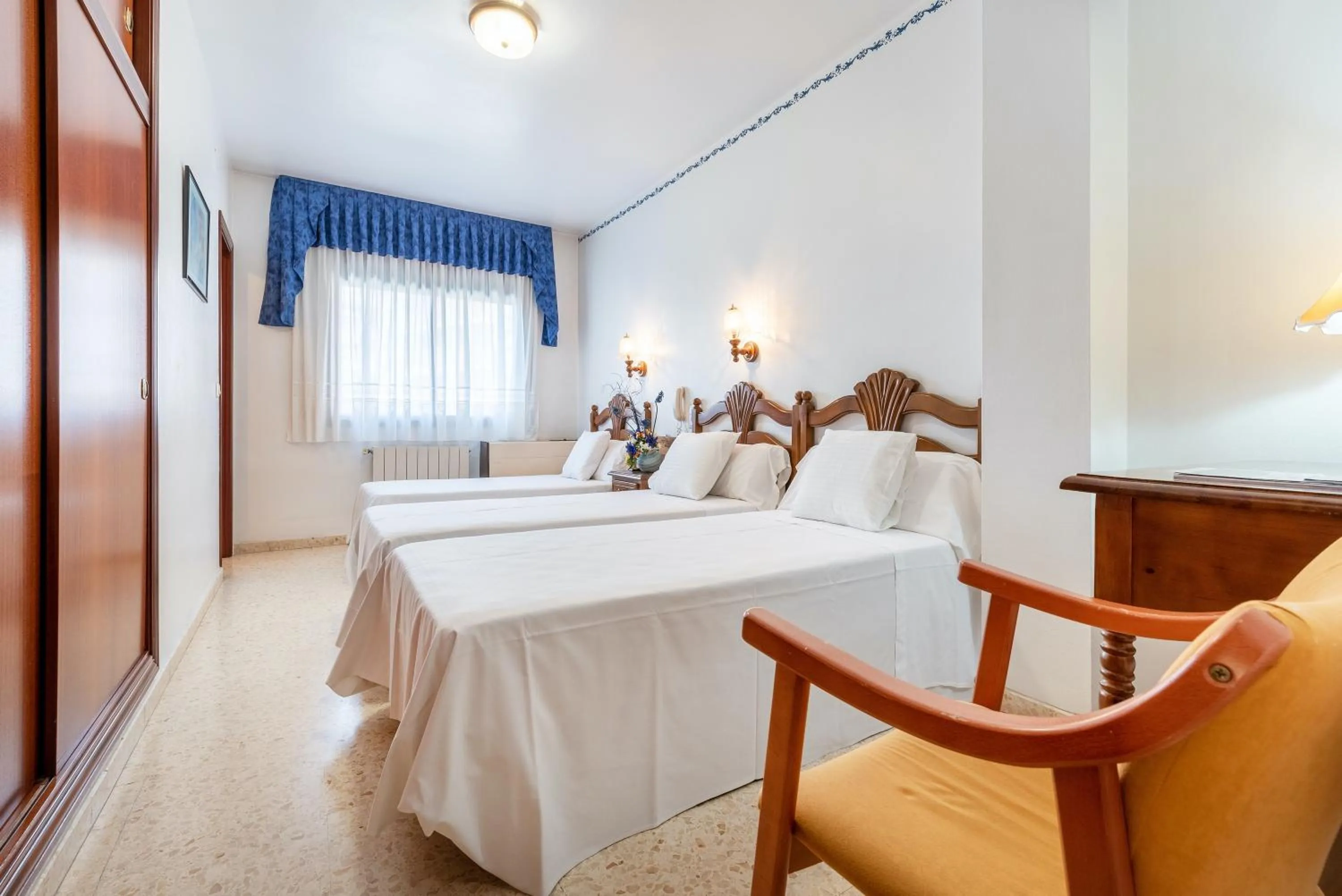 Photo of the whole room in Hotel Canadá