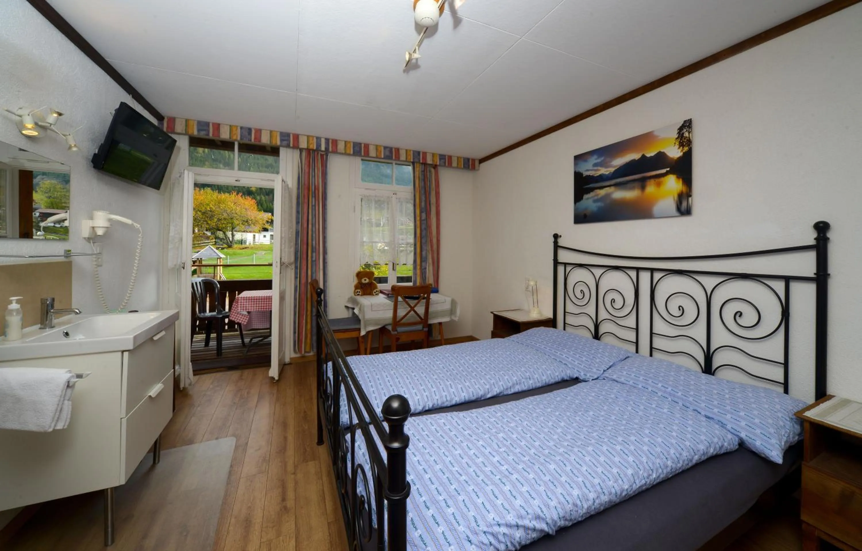 Bed in Swiss Lodge Hotel Bernerhof