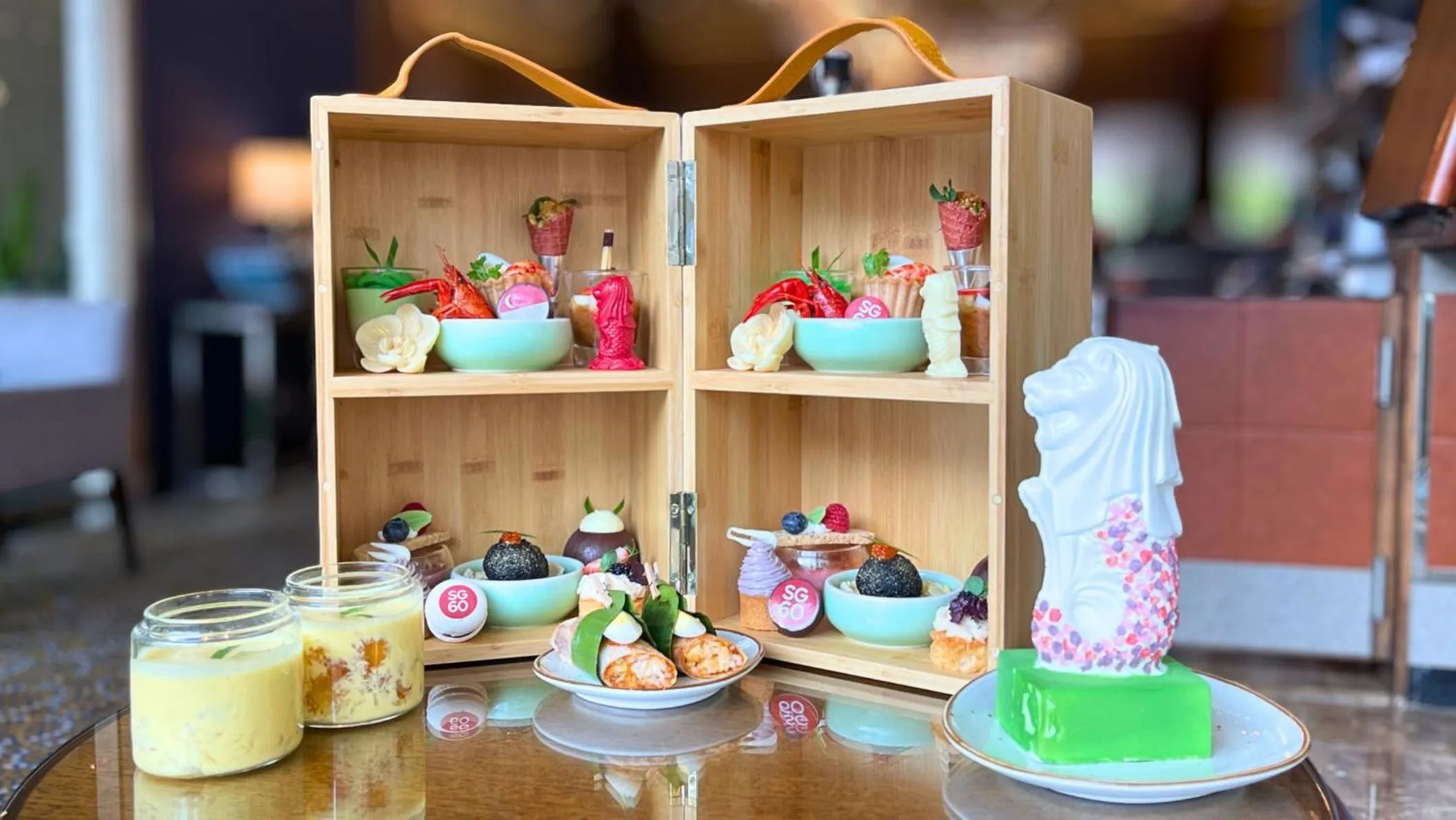 Lounge or bar in Holiday Inn Singapore Orchard City Centre by IHG